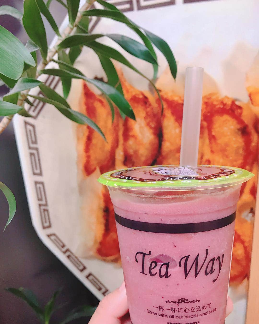 のインスタグラム：「. これがウワサの #インスタ映え . #タピる #ぎょざる？ #tapioca #Instagram #bae #タピオカ #オシャレな背景 #間違いない」