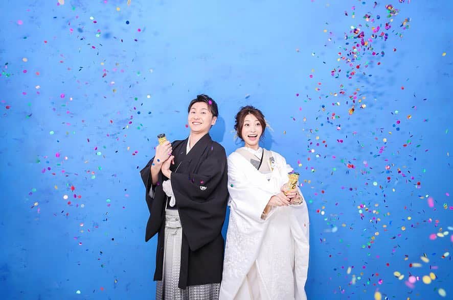 スタジオAQUA 横浜店さんのインスタグラム写真 - (スタジオAQUA 横浜店Instagram)「. 人気のコンフェッティ🎉 一気にポップなイメージに！！！ . . . . GW期間中(4/27〜5/6)にご相談会にご来店いただき当日ご成約いただくとお得な特典をプレゼントいたします♪ 《横浜みなとみらい店オリジナル特典》どちらか1つお選びください！ ・ご両家用様 台紙（2冊） ・土日祝撮影UP料1万円OFF　※特典は全データ購入のお客様が対象です 《W特典》 フォトボードプレゼント　※特典は全データ購入のお客様が対象です . . . . . 詳しくは店舗までお問い合わせください✨ . スタジオアクア横浜みなとみらい店▶︎ ☎️ 0456206338 . . . . フォトグラファー▶︎ @r.takeuchi_studioaqua  #ウェディングフォト  #前撮り  #ウェディングニュース #locationphoto #ウェディングヘア #花嫁準備 #instgood#結婚準備 #スタジオアクア #結婚式準備 #ロケーション撮影 #instawedding #結婚写真 #weddison #フォトスタジオ #ブライダルフォト #関東花嫁 #プレ花嫁 #卒花 #写真で伝えたい私の世界  #2019夏婚 #関西花嫁 #ファインダー越しの私の世界  #全国のプレ花嫁さんと繋がりたい #結婚 #花嫁diy #卒花嫁  #ウエディング  #結婚式準備 スタジオ公式アカウントはこちら▶︎ @decollte_weddingphoto  @studioaqua_yokohama」5月4日 19時39分 - studioaqua_yokohama