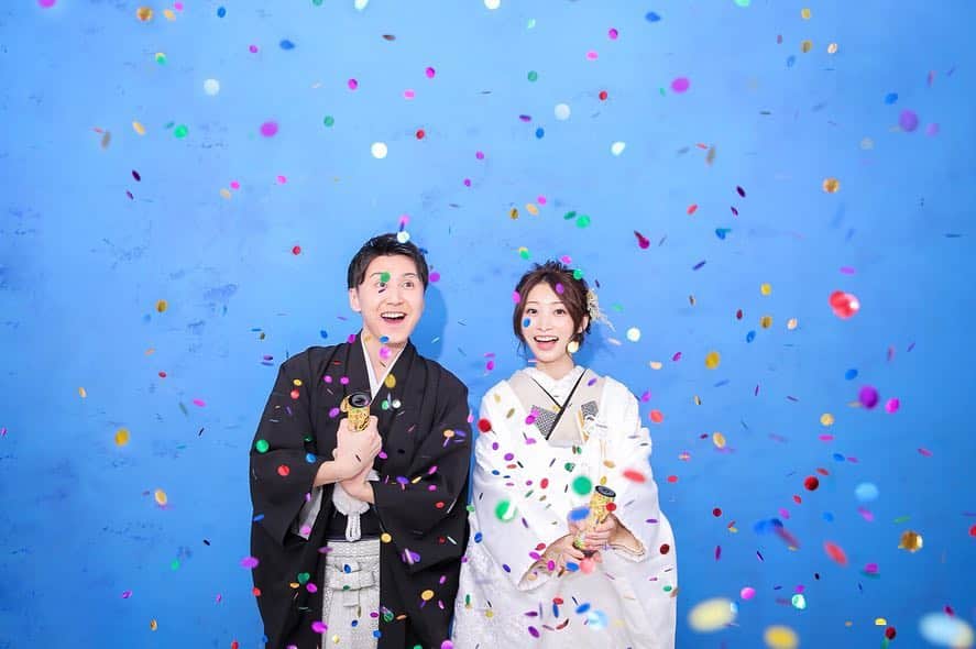 スタジオAQUA 横浜店さんのインスタグラム写真 - (スタジオAQUA 横浜店Instagram)「. 人気のコンフェッティ🎉 一気にポップなイメージに！！！ . . . . GW期間中(4/27〜5/6)にご相談会にご来店いただき当日ご成約いただくとお得な特典をプレゼントいたします♪ 《横浜みなとみらい店オリジナル特典》どちらか1つお選びください！ ・ご両家用様 台紙（2冊） ・土日祝撮影UP料1万円OFF　※特典は全データ購入のお客様が対象です 《W特典》 フォトボードプレゼント　※特典は全データ購入のお客様が対象です . . . . . 詳しくは店舗までお問い合わせください✨ . スタジオアクア横浜みなとみらい店▶︎ ☎️ 0456206338 . . . . フォトグラファー▶︎ @r.takeuchi_studioaqua  #ウェディングフォト  #前撮り  #ウェディングニュース #locationphoto #ウェディングヘア #花嫁準備 #instgood#結婚準備 #スタジオアクア #結婚式準備 #ロケーション撮影 #instawedding #結婚写真 #weddison #フォトスタジオ #ブライダルフォト #関東花嫁 #プレ花嫁 #卒花 #写真で伝えたい私の世界  #2019夏婚 #関西花嫁 #ファインダー越しの私の世界  #全国のプレ花嫁さんと繋がりたい #結婚 #花嫁diy #卒花嫁  #ウエディング  #結婚式準備 スタジオ公式アカウントはこちら▶︎ @decollte_weddingphoto  @studioaqua_yokohama」5月4日 19時39分 - studioaqua_yokohama