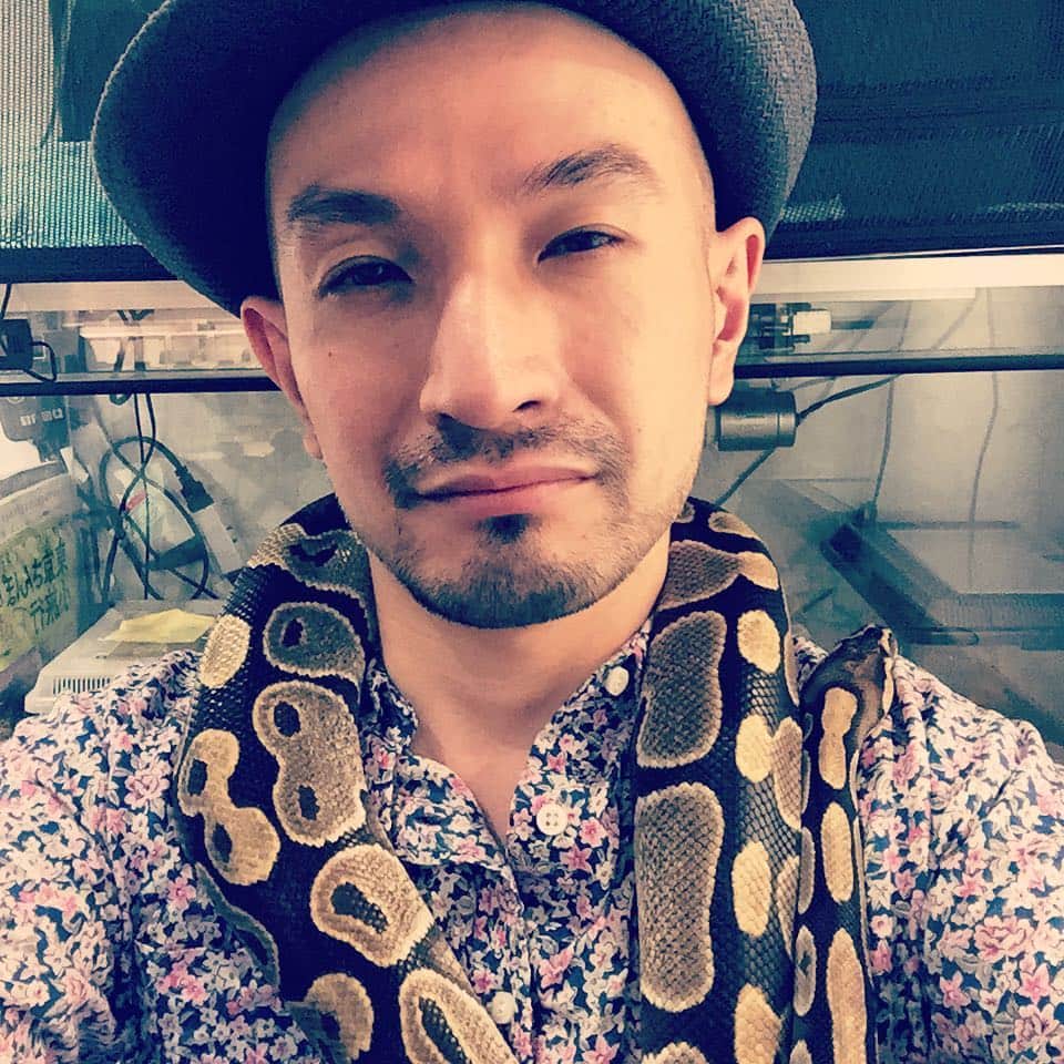 滝本竜彦さんのインスタグラム写真 - (滝本竜彦Instagram)「Snake with me at hatyu cafe in kichijoji. 吉祥寺のはちゅカフェにて。」5月4日 19時31分 - tatsuhikotkmt