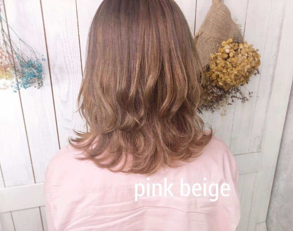 【高砂・美容師】平岡歩 ヘアアレンジ hairarrangeさんのインスタグラム写真 - (【高砂・美容師】平岡歩 ヘアアレンジ hairarrangeInstagram)「ミルクティーピンクベージュ🙆‍♀️✨ ベージュ系が人気ですね〜🙆‍♀️ うっすらピンクを入れるのも、めっちゃ可愛いのでオススメ🙆‍♀️ ブリーチは1回でいけます🙆‍♀️ ・ ・ 【ご予約方法】 ご予約時にLINE @にて ・料金の事前提示 ・所要時間の事前提示 ・このカラーはどのメニュー選べばいい？ などお気軽にご相談下さい🙇‍♂️ ご予約はこちらのLINEからお願いします♪ LINE ID 【@ekm1861m】 LINEのID検索より検索してください 最初の＠マークを忘れずに入れてください。 わからない場合はInstagramのDMをご利用下さい。 ・ ・ 【Instagram限定初回料金】 カラー＋トリートメント  10800→8500 ハイライトカラー＋トリートメント16800→13500 フルブリーチダブルカラー＋トリートメント 16800→15500  プラスメニュー カット+3000 ブリーチ追加＋6000 ケアカラー+1000 レルミストリートメント+2000 セレクタープロファイブ+4000 ＊全て税抜き表示。 ＊その他のメニュー、インナーカラーやパーマなども初回料金があるので、お気軽にLINEにてご連絡ください♪ ・ @lala__hair  #lala__hair ・ #ハイライトカラー #ハイライト #ミルクティーグレージュ #アッシュカラー #アッシュグレー #アッシュベージュ #アッシュ #ベージュカラー  #透明感カラー #グレージュ  #姫路駅 #姫路 #高砂 #加古川 #himeji  #姫路美容院 #高砂美容院 #加古川美容院 #グラデーションカラー #ミルクティーカラー #ピンクベージュ #姫路美容院マイリー #姫路美容室miley #バレイヤージュ #バレイヤージュカラー #ミルクティーベージュ」5月4日 19時32分 - ayumi_hiraoka