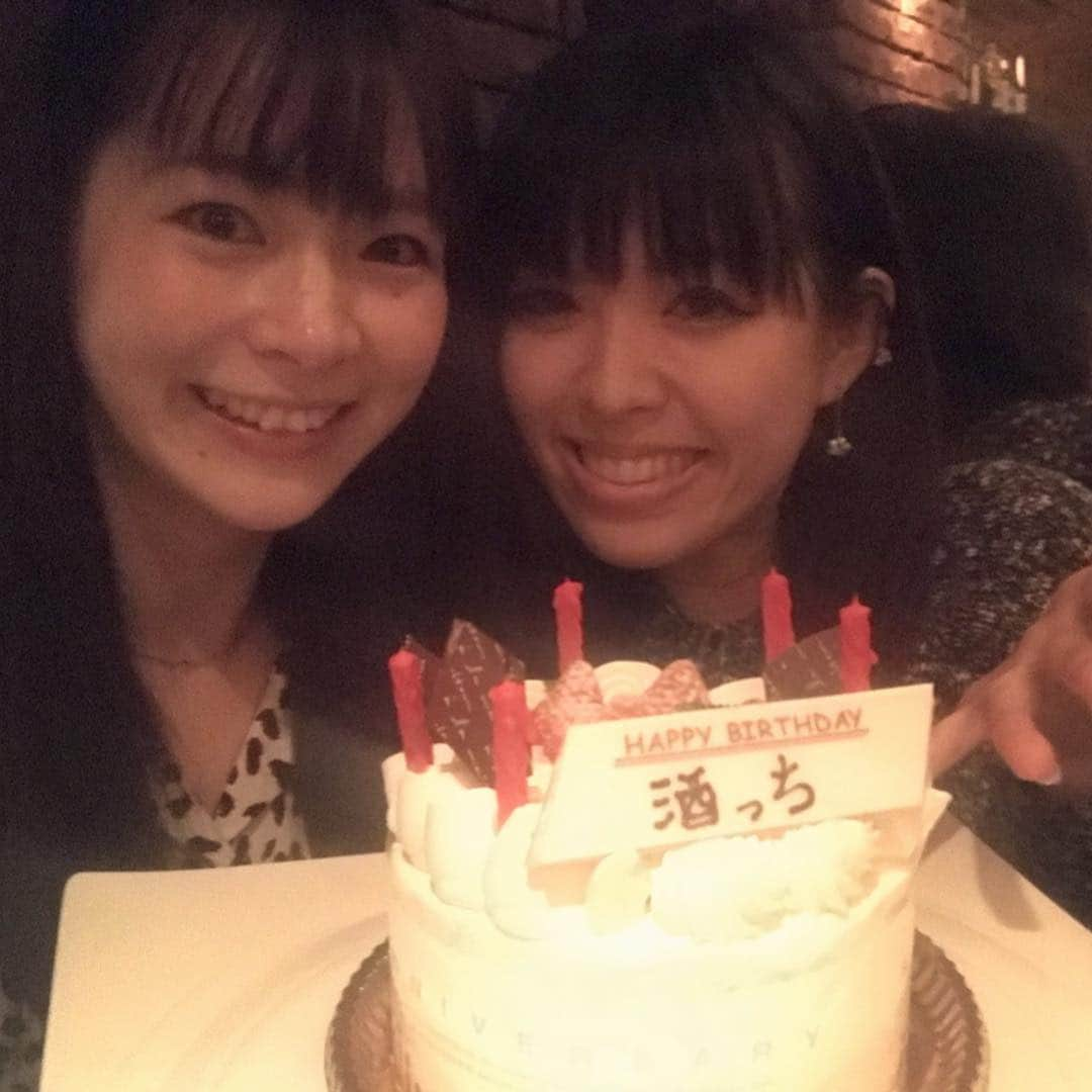 東郷祐佳さんのインスタグラム写真 - (東郷祐佳Instagram)「昨日はさかっちの誕生日！！ 前日のカウントダウンからケーキでお祝い、当日はさかっちのリクエストでウチでご飯を作りました♪  同じ宮崎出身ということもあり、もはや親戚？従姉妹？のようなそんな存在です^ ^  30代！こちらの世界へようこそ！笑 いつもありがとう♡ これからも末永くよろしくね^ ^  #酒井瞳 #さかっち #東郷祐佳 #宮崎娘 #誕生日 #happybirthday さかっちリクエストの #牛スジカレー に #オニオングラタンスープ #卵の挽肉あんかけ #ポテチ 作ったよ♡」5月4日 19時33分 - yuka_togo_official