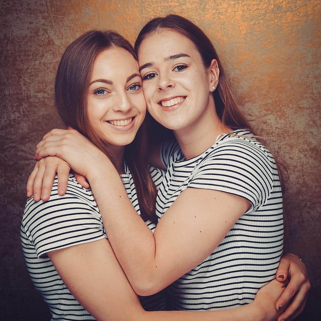 Carina Kröllさんのインスタグラム写真 - (Carina KröllInstagram)「Laughing makes everything funnier and happier, especially when you do it with your bestie 🖤 Do we look like sisters?👭 📸 @picturepeople_fotostudios . . . #germany#stuttgart#girl#gymnastics#photoshoting#picturepeople#friends#bestie#buddy#sister#goals#twins#smile#happy#carinakroell」5月4日 19時37分 - carinakroell