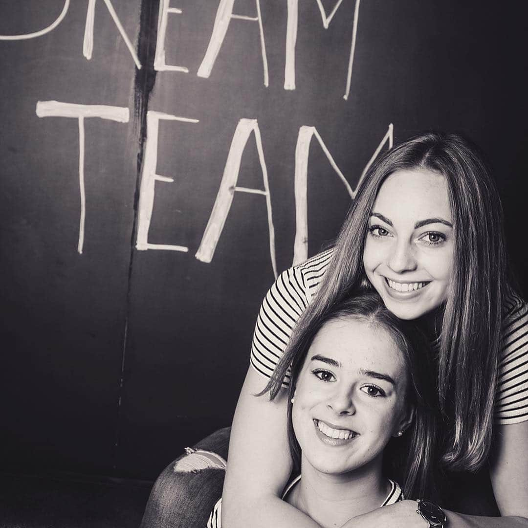 Carina Kröllさんのインスタグラム写真 - (Carina KröllInstagram)「Laughing makes everything funnier and happier, especially when you do it with your bestie 🖤 Do we look like sisters?👭 📸 @picturepeople_fotostudios . . . #germany#stuttgart#girl#gymnastics#photoshoting#picturepeople#friends#bestie#buddy#sister#goals#twins#smile#happy#carinakroell」5月4日 19時37分 - carinakroell