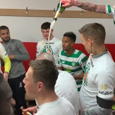 スコット・シンクレアのインスタグラム：「“Champions again ole ole” 🏆🍀 #celticfc #champions #winners #11」