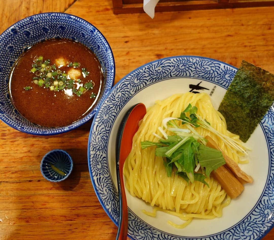 本谷亜紀さんのインスタグラム写真 - (本谷亜紀Instagram)「連日の暑かったから珍しくつけ麺気分❗️つけ麺となると、ここ、好きなんですよね〜😍つみれが入ってる❗️それと、途中からフルーツ酢でさっぱりと😘 #赤坂麺処友 #赤坂ランチ #つけ麺  #ラーメン #らーめん #拉麺 #라면#ramen#noodle  #つけ麺 #まぜそば #汁なし #麺 #麺活 #ラーメン巡り #ラーメンインスタグラマー #麺スタグラム #rameninstagramer  #travel #foodie」5月5日 1時05分 - akichi0518_ramen