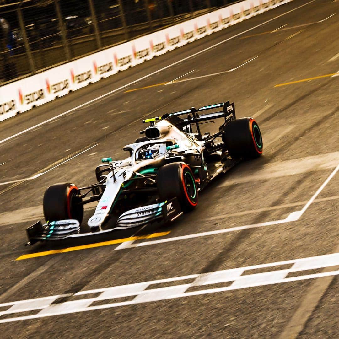 MERCEDES AMG PETRONASさんのインスタグラム写真 - (MERCEDES AMG PETRONASInstagram)「Blasting his way to his first Baku pole! 1-10 🔥 Rate that MEGA @valtteribottas pole lap! • #F1 #Formula1 #FormulaOne #Mercedes #MercedesAMGF1 #VB77 #AzerbaijanGP #PETRONASmotorsports」5月5日 1時06分 - mercedesamgf1