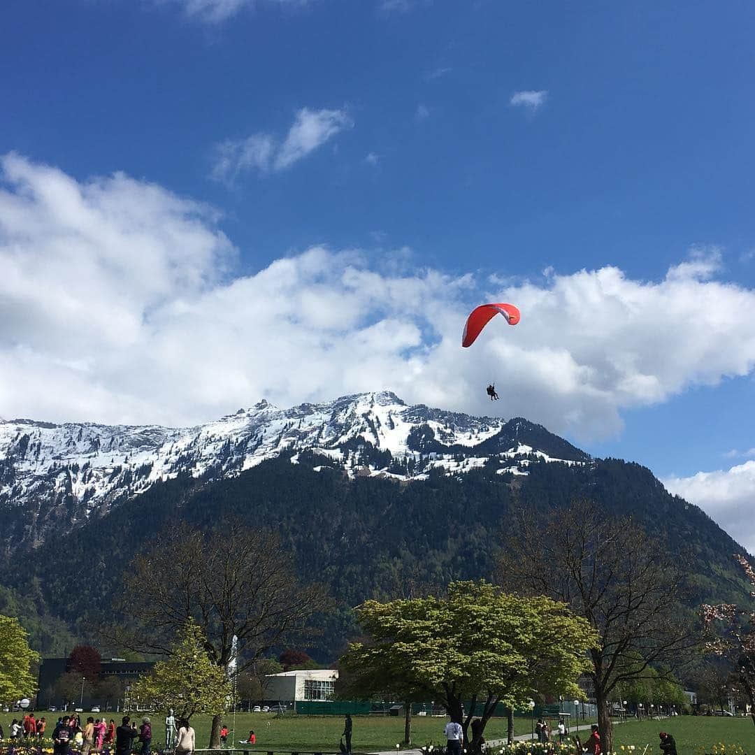 飛河蘭さんのインスタグラム写真 - (飛河蘭Instagram)「スイス🇨🇭 日本の連休に便乗して私も休みを取ってスイス行っちゃいました😍 お天気にも恵まれ、きれいにマッターホルンが見えました😭❤️ 最高！！！！ ユングフラウヨッホもめっちゃよかった👍🏻 スイス住みたい！！ #スイス #swissland #france #vacancetravail  #マッターホルン #ユングフラウヨッホ #海より山派 #スイス永住したい #物価高すぎて断念 #チーズフォンデュ最高  #まさにハイジ」5月5日 1時07分 - chihiro94ran