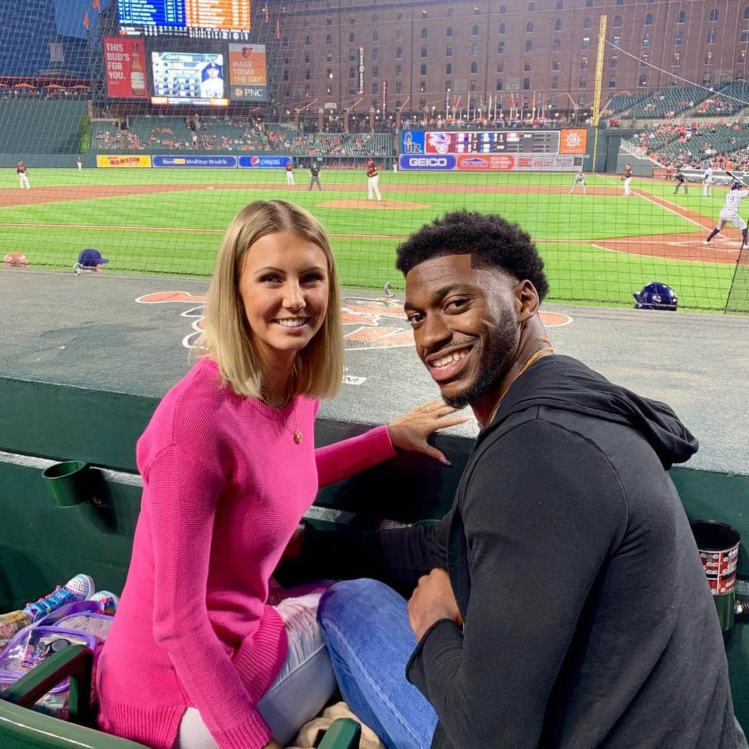 ロバート・グリフィン3世さんのインスタグラム写真 - (ロバート・グリフィン3世Instagram)「Enjoyed taking wifey to her first baseball game ever! And yes the edge up is still crispy 💯 #Love #Soulmate #FirstTimeForEverything #AllHairLinesMatter #Happiness #Blessed」5月5日 1時08分 - rgiii