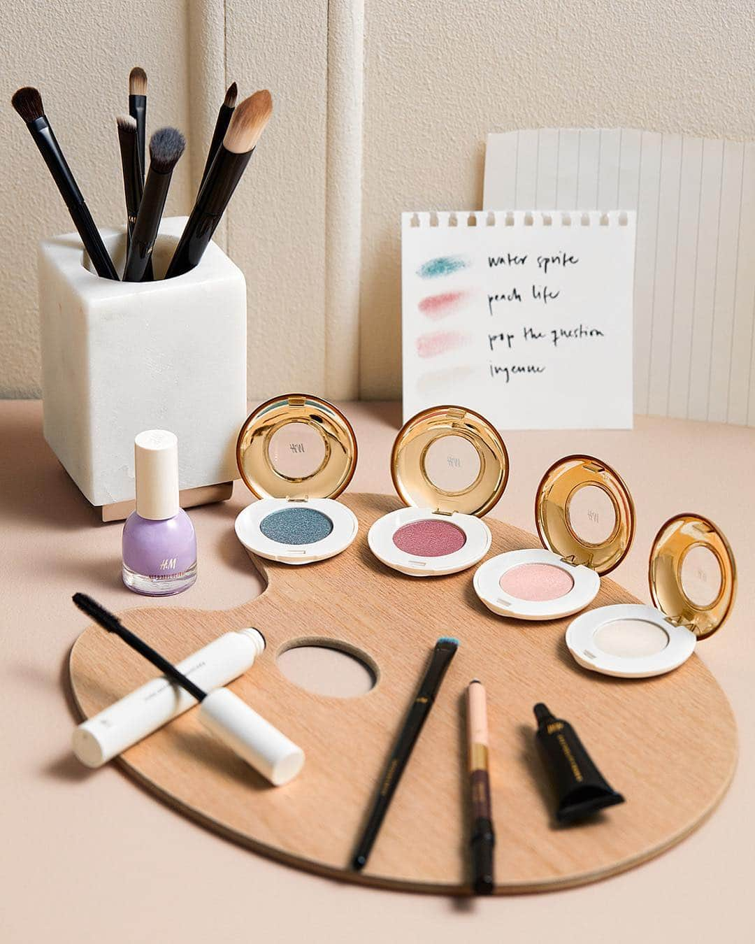 H&Mさんのインスタグラム写真 - (H&MInstagram)「Bring out the artist in you with this season’s cutest beauty trend: the perfect pastel eye. Read the full step-by-step-guide on hm.com/magazine. #HMBeauty #HMMagazine  Eyeshadow: 0287460008 Brow perfector: 0391757001 Curated eye pen: 0616690005 Eye shadow Brush: 0629395001」5月4日 19時41分 - hm