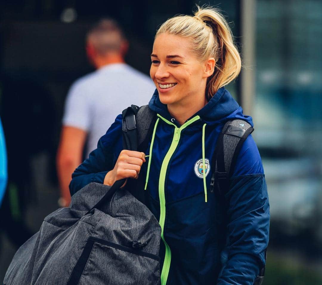 ジェンマ・ボナーのインスタグラム：「When Game Day is at @wembleystadium 😆」