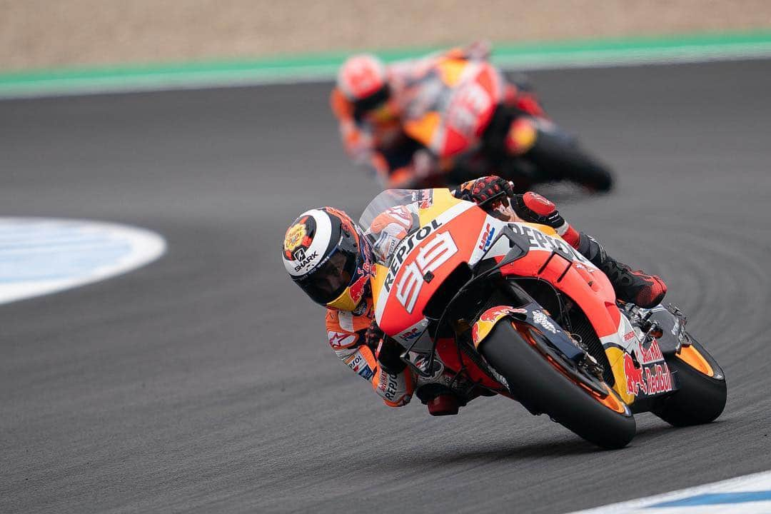 レプソル・ホンダさんのインスタグラム写真 - (レプソル・ホンダInstagram)「#SpanishGP FP3 ✅ 🔜 Q2 ⠀⠀⠀⠀⠀⠀⠀⠀⠀ @marcmarquez93 🅿️2️⃣ #MM93🐜 ⠀⠀⠀⠀⠀⠀⠀⠀⠀ @jorgelorenzo99 🅿️🔟 #JL99😈 ⠀⠀⠀⠀⠀⠀⠀⠀⠀ #25RepsolHonda #Repsol #MotoGP #Honda #Racing #RepsolHonda #HRC #RC213V #MM93 #JL99 #MarcMarquez #JorgeLorenzo #ThePowerOfDreams #Motorcycle #Spain #Practice 🇪🇸」5月4日 19時44分 - hrc_motogp