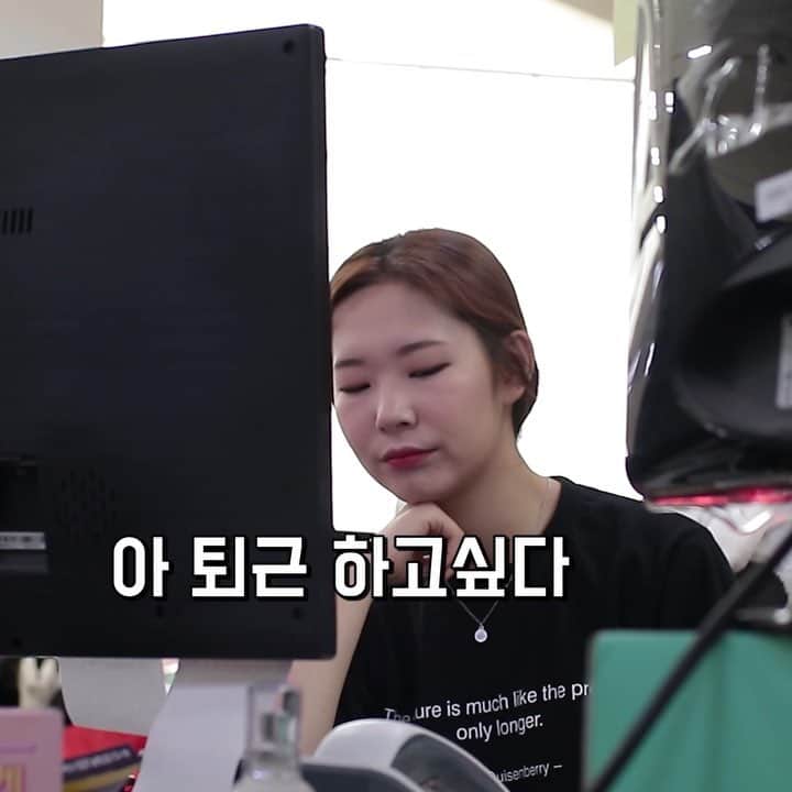 Chuuのインスタグラム：「✨S.N.S 화제! 츄 홈페이지 부동의 BEST 아이템  #오키로스키니크림 ✨ - 다가오는 폭염의 계절, 점점 짧아지는 옷! 다리는 각질파티에 붓기는 너무 심하고😂 고민하지 말고 ‘스키니크림’ 하세요~💗💗 - 1️⃣베타인 성분으로 속부터 차오르는 탄력! 2️⃣13가지 식물성 추출물로 보습력 두 배! 3️⃣매끈한 광택감으로 각선미 자신감 UP! 4️⃣부담없이 바르기 좋은 산뜻한 향까지?!! - 양J가 직접 사용해보고 추천하는 믿.쓰.템👍」