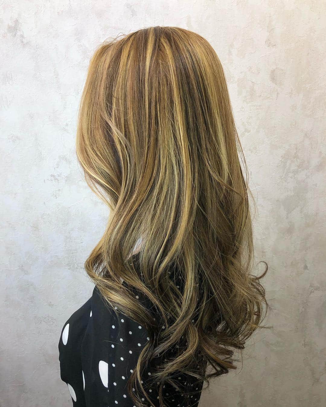 salon PRATiNO(サロンプラチノ)のインスタグラム：「. ✨✨✨✨✨✨✨✨. ローライト&ハイライト ✨✨✨✨✨✨✨✨. 今流行りの外国人風ヘア💚 ローライト&ハイライトを細かく入れスタイルに立体感を✨✨ ベースはイルミナカラーを使用し透明感ある輝きを出しました🦋 巻き髪で動きをプラスしてよりフェミニンな仕上がりに💓 . . 【CLAVIS PRATINO】 ◇月曜日～土曜日 11:00～20:00 ◇日曜日 11:00～18:00 ※時間外はお問い合わせください。 愛知県名古屋市中区錦3-4-19石垣ビル７Ｆ ☎︎052-962-7017 . . #hairstyle #hair #cornrow #clavispratino #pratino #hairsalon #FIBREPLEX #nagoya #haircolor #love #特殊ヘア #ブラックヘア  #コーンロウ #ブレイズ  #派手髪 #ヘアカラー  #外国人風カラー#バレイヤージュ #グラデーション  #美容室 #ヘアサロン #クラビスプラチノ #名古屋 #栄 #錦」