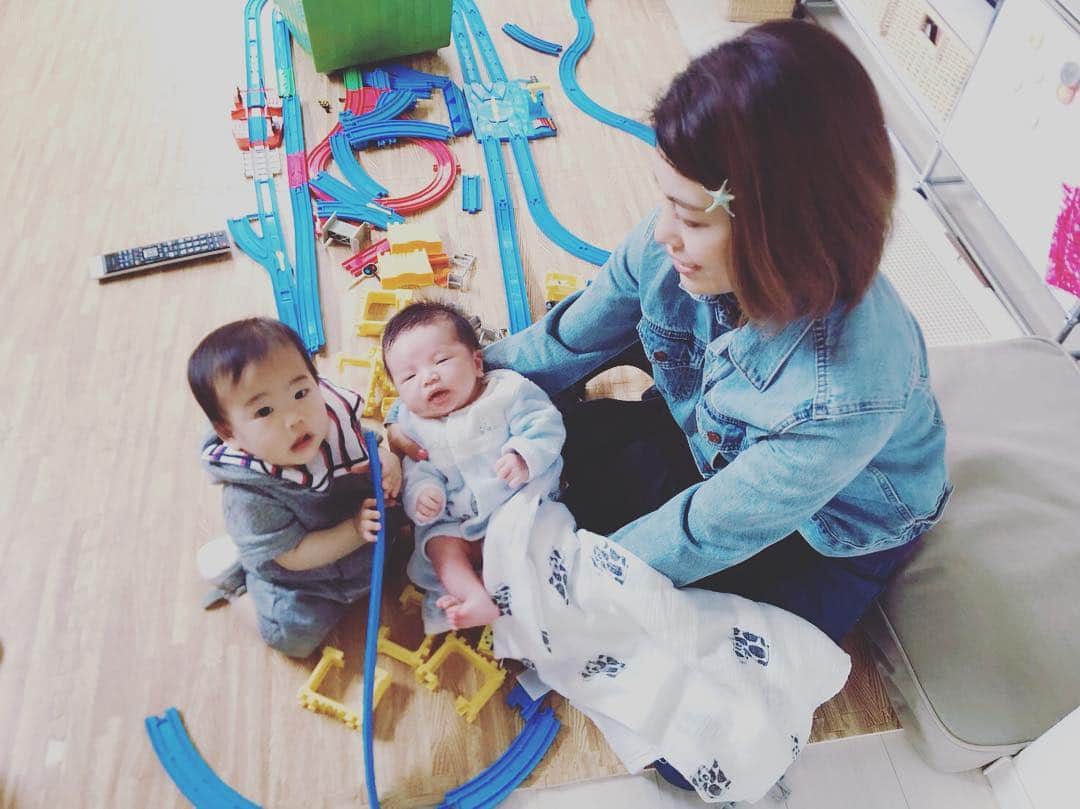 SAYUKIさんのインスタグラム写真 - (SAYUKIInstagram)「みゆ @yoshi_miyu とふみえ @hfumie とキッズ達と公園へ。みゆにベビー産まれて3人とも子供2人になった😄 新生児の妖精っぷりにキュンキュンしました💕 まだまだ赤ちゃん扱いのjくんが大きく見える！  #駒沢公園 #新生児 #みゆおめでとう」5月4日 19時49分 - sayukisvoice