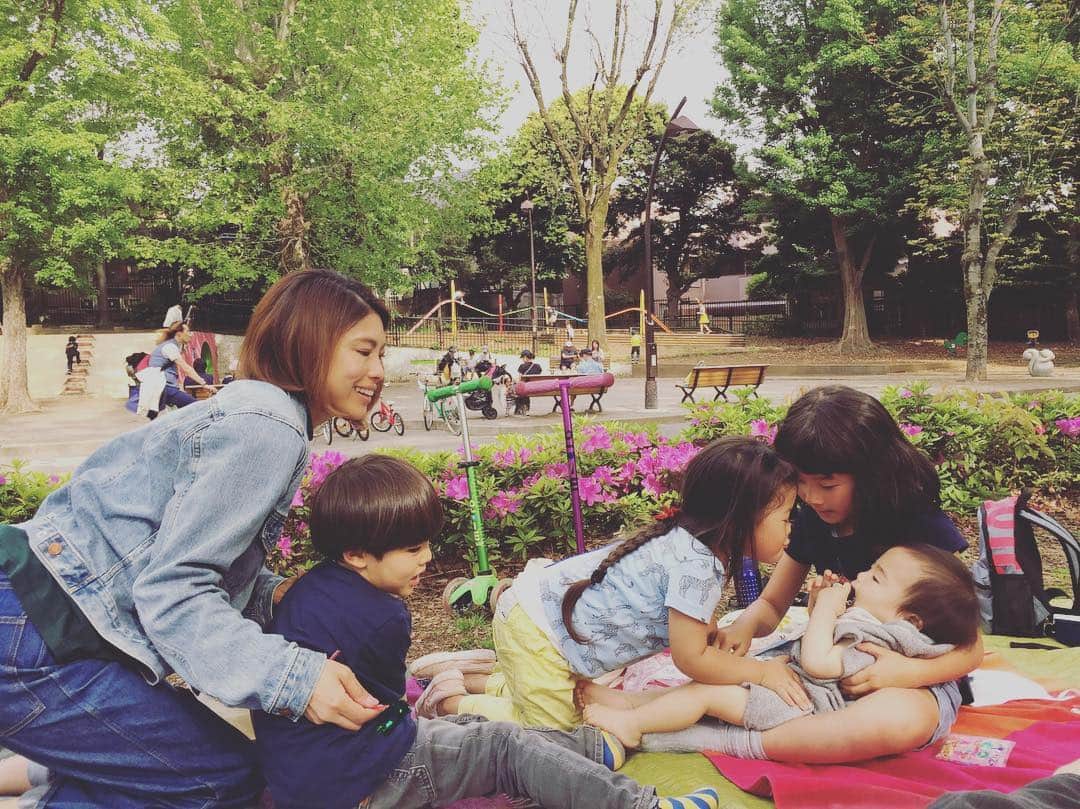 SAYUKIさんのインスタグラム写真 - (SAYUKIInstagram)「みゆ @yoshi_miyu とふみえ @hfumie とキッズ達と公園へ。みゆにベビー産まれて3人とも子供2人になった😄 新生児の妖精っぷりにキュンキュンしました💕 まだまだ赤ちゃん扱いのjくんが大きく見える！  #駒沢公園 #新生児 #みゆおめでとう」5月4日 19時49分 - sayukisvoice