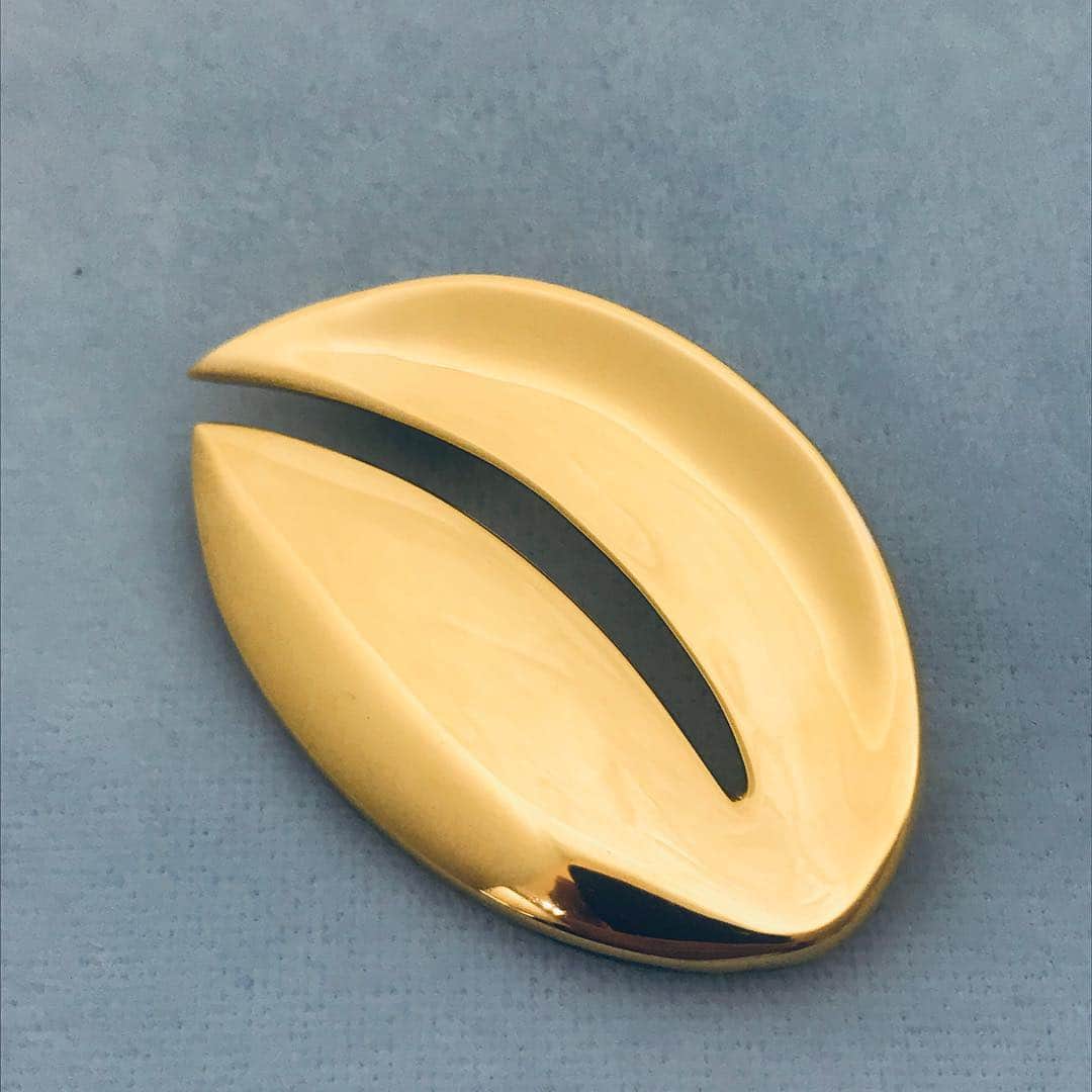 のインスタグラム：「¡Feliz sábado a todos! ¿Qué os parece este broche en plata vermeil de la colección Dayak?✨ #JoaquinBerao #jewelryaddict #handmade #jewelrydesign #fashion #JoaquinBeraoJapon #JoaquinBeraoMilan #JoaquinBeraoValencia」