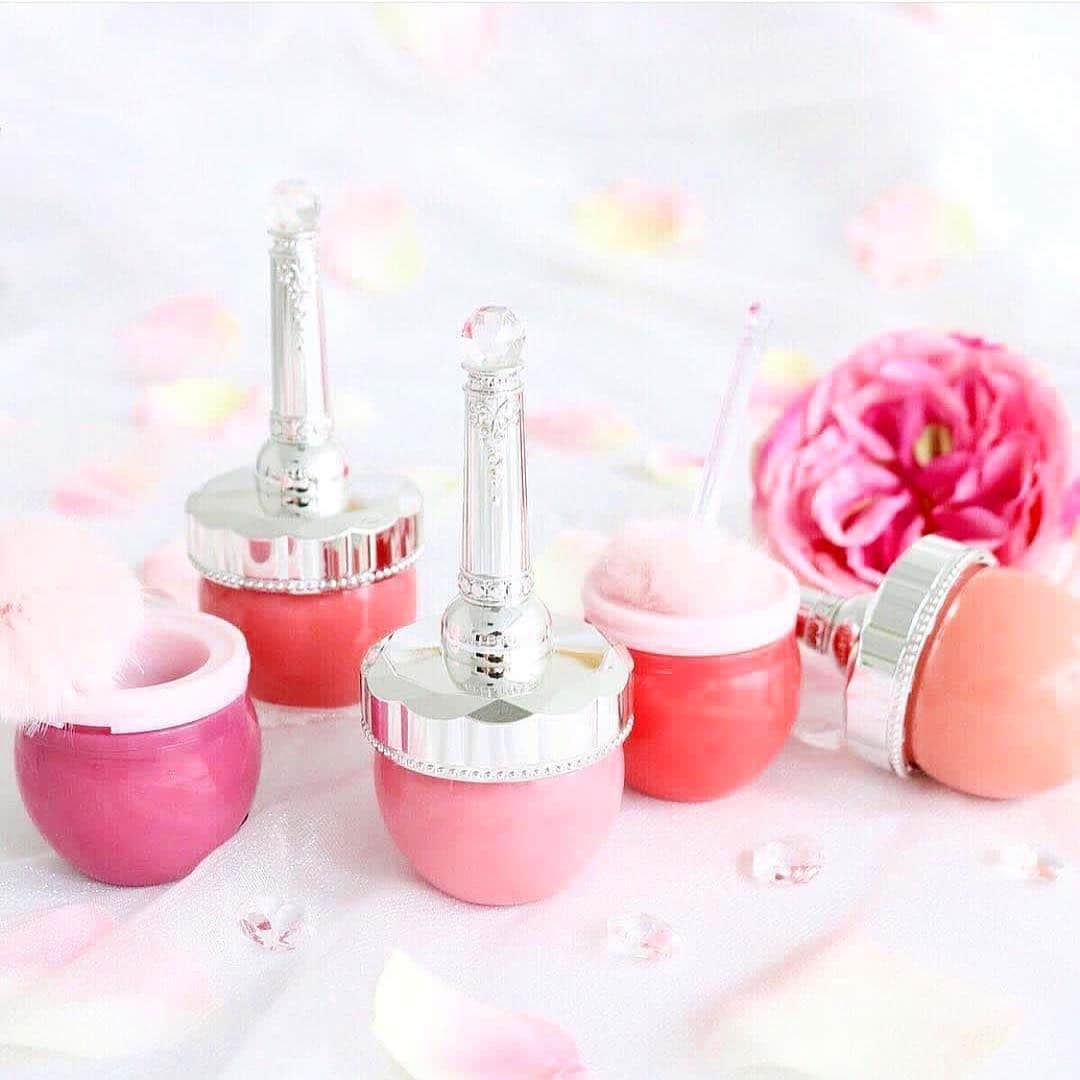 Jill Stuart Cosmetics Japanのインスタグラム：「Jill stuart loose blush Made in Japan . IDR 698.000 . Feminine right down to the gesture of applying it. Loose powder-type blush just like cotton candy. .  Shades; 01 cotton candy Baby pink as soft as cotton candy 02 fluffy flower Coral beige as airy as fluff 03 cherished love True red as pure as love for that special person ※Main color 04 saturday brunch Pink coral as happy as a weekend brunch 05 baby butterfly Cassis red that imparts color as sweet as a small butterfly ★06 fairy dress Whisper pink as delicate as a fairy's dress ★Limited-edition color . Order via line id @kxd1010i Click the link on our profile . #jualjillstuart#jualjillstuartmakeup#jualkuasmakeup#tokobatam#batamtoko#muabatam#batamolshop#olshopbatam#batam#tokokosmetik#jualbrush#jualsigma#jualan#jualanku#jualsephora#jualchanel#jualladuree#jualkosmetikbatam#jualeyeliner#jualmascara#juallipstick#jualmurah#jualankaka#makeupartistbatam#jualmakeup#jualkosmetikori#jualetude#jualladureekosmetik#jualkosmetikjepang#jillstuart」