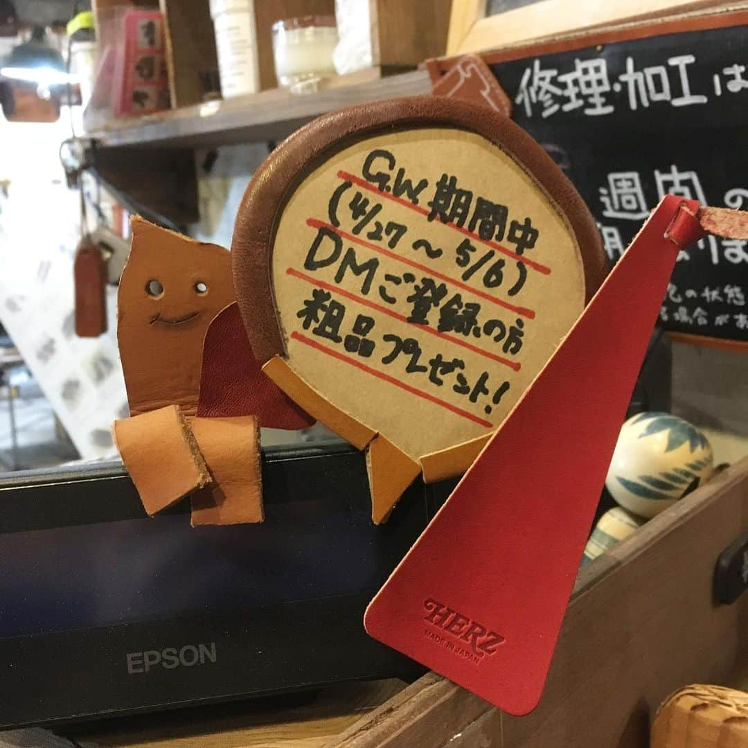 HERZ ヘルツさんのインスタグラム写真 - (HERZ ヘルツInstagram)「こんばんは！仙台店です。GWも終盤にさしかかってきましたね！仙台の5月は、まさに「杜の都」といった感じで、街中の緑が一気に繁りはじめ、新緑がとてもきれいです！  きょうは、リニューアル第三弾！ボディバッグのコーナーです！！こちらも、前回同様清水の手作り！ 人気の品番をずらっと並べてお待ちしております☆  DMご持参のお客様、または新規ご登録のお客様への粗品プレゼントもまだまだご用意しております！ぜひスタッフにお声がけください☺️ #herz #herzbag #herz仙台 #ボディバッグ #革 #粗品 #プレゼント #GW #10連休 #レザーバッグ #レザー #leather #bag」5月4日 19時52分 - herz_bag