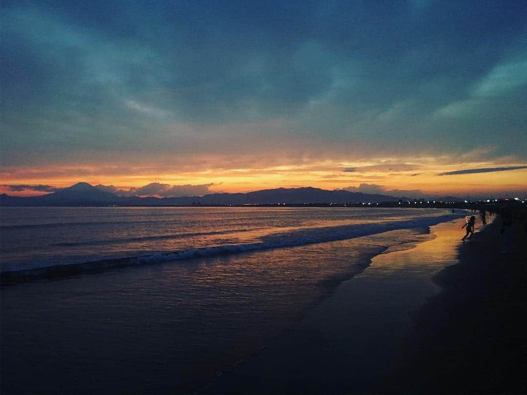 クボタマサヒコさんのインスタグラム写真 - (クボタマサヒコInstagram)「#sunset #sea #beach #magichour #mtfuji」5月4日 19時55分 - kubota_masahiko