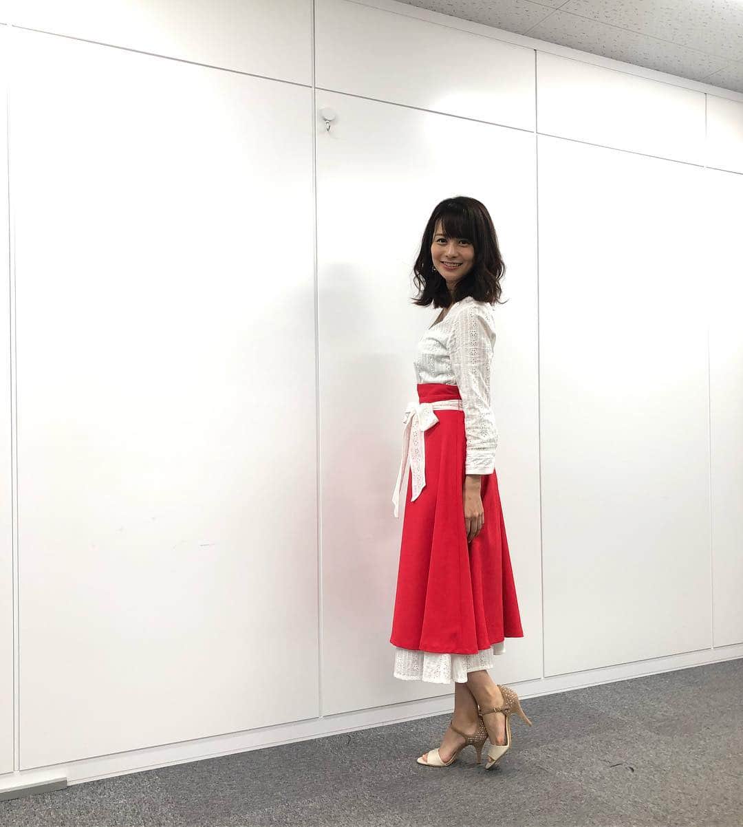 高見侑里さんのインスタグラム写真 - (高見侑里Instagram)「◡̈♥︎ 今日のBS11の衣装は、ワンピースの上にスカートを重ねて、裾からちらっとワンピースを見せるという、私の好きなコーディネートでした👗 ワンピース＆スカート#PROPORTIONBODYDRESSING ピアス…#ABISTE サンダル…#DIANARomache」5月4日 19時55分 - yuri_takami_official