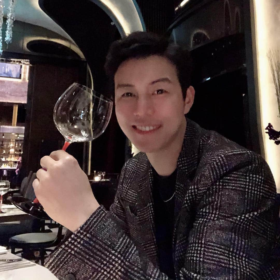 シン・ジフンさんのインスタグラム写真 - (シン・ジフンInstagram)「with 인잔 🍷」5月4日 20時05分 - sj_hooon