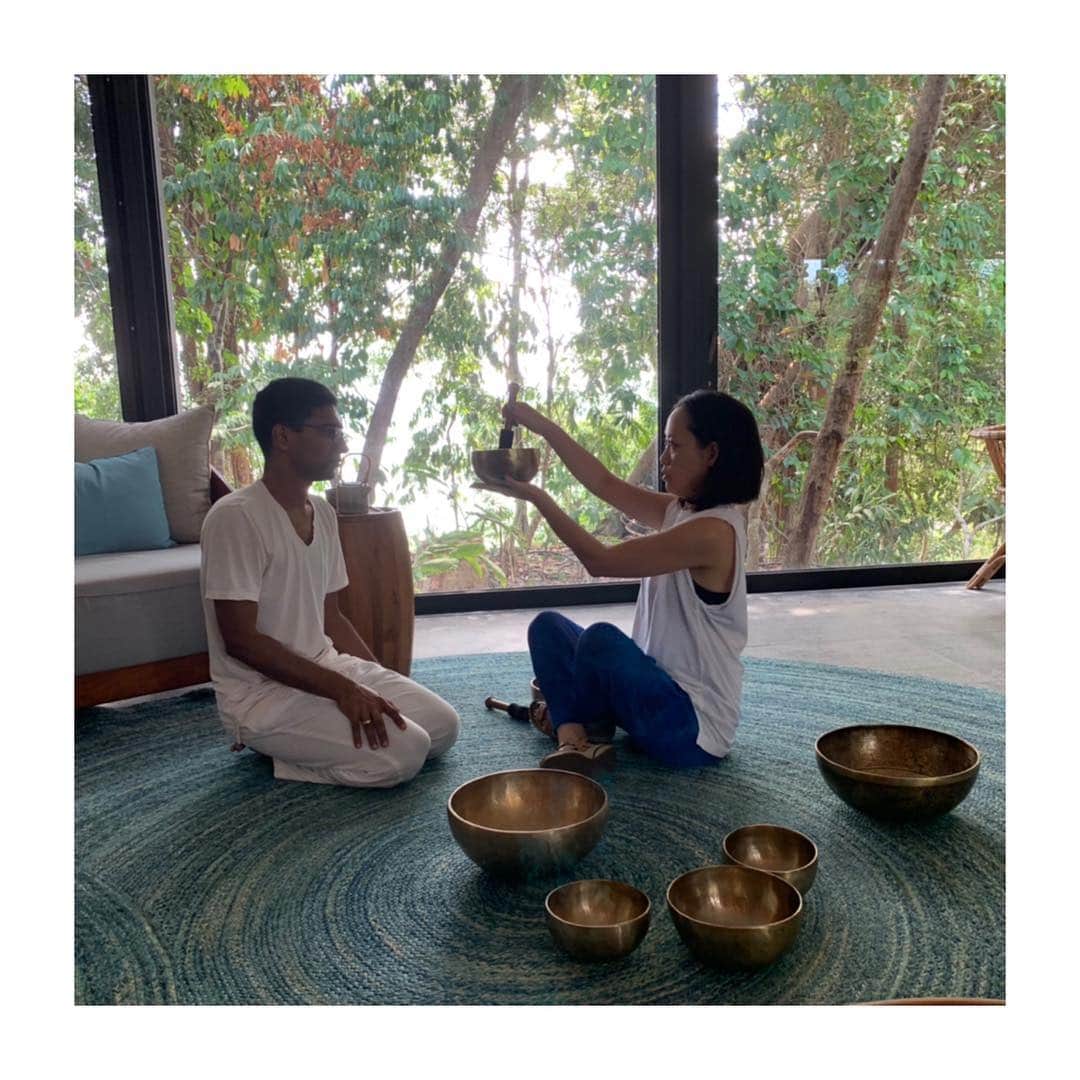 HiRAO INCのインスタグラム：「. SIX SENSES KRAVEY ISLAND  カンボジアの離島にオープンしたシックスセンスシズ。 環境問題、地域貢献など積極的に行っているホテル。  本格的な健康増進に取り組める「Six Senses Integrated Wellness」（総合ウェルネスプログラム）を体験したくてきたら、タイミングよく？旦那さんの具合が悪くなり、結果、ほぼ全てプログラムを体験する事に。  スクリーニング診断を行い、ホリスティックなアプローチで新陳代謝、エネルギー、脳の働きを向上させるためのパーソナライズしたプログラムを組み立ててもらいました。 スクリーニングは数値でてます。 旦那さんはクスリーニングの結果、ストレスレベルが非常事態。 私は血中コレステロール値が高く、血圧高め。座ってると大丈夫だけど、立つと心拍が安定しない。毎日の激しくない運動と、呼吸、そして、ダイエットが必要、、 カンボジアのヒーリングトリートメント、サウナ、ハーブスチームテント、ジャグジー、伝統的なクメールフットマッサージなど、地元の伝統を取りいれたプログラムも沢山あったので、ハタヨガや、フライイングヨガ、呼吸レッスンと共に、毎日違うトリートメントを試しました。 休みじゃないと出来ない贅沢。 スパのセラピストの技術も高かった。 食事がセラピーと連動してパーソナライズされると尚良しかな。クメール料理がベースだから、そこはやや好き嫌いあり。まだオープンしたばかりだから、食事は今後に期待。これからプログラムを作るそう。 ココナツウォーターはフレッシュでホントに美味しかった。  めでたく、旦那さんも回復したうえ、デトックスして痩せて、正真正銘リトリートになりました。 私も免疫力がアップ。 みんな良い人達で、すごくお世話になりました。  チベットでつくられたシンギングボウルを２つ買うことに。部屋の浄化も楽しみ。」