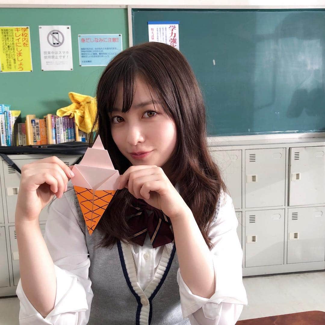 映画『午前0時、キスしに来てよ』のインスタグラム：「ものすごく集中して作っていた  #日奈々 は…  テキパキと折りあっという間に完成😳  なんとみんな大好きソフトクリーム🍦 ✨  明日も #午前0時キスしに来てよ #0キス #折り紙 #0キスで折り紙 #橋本環奈」