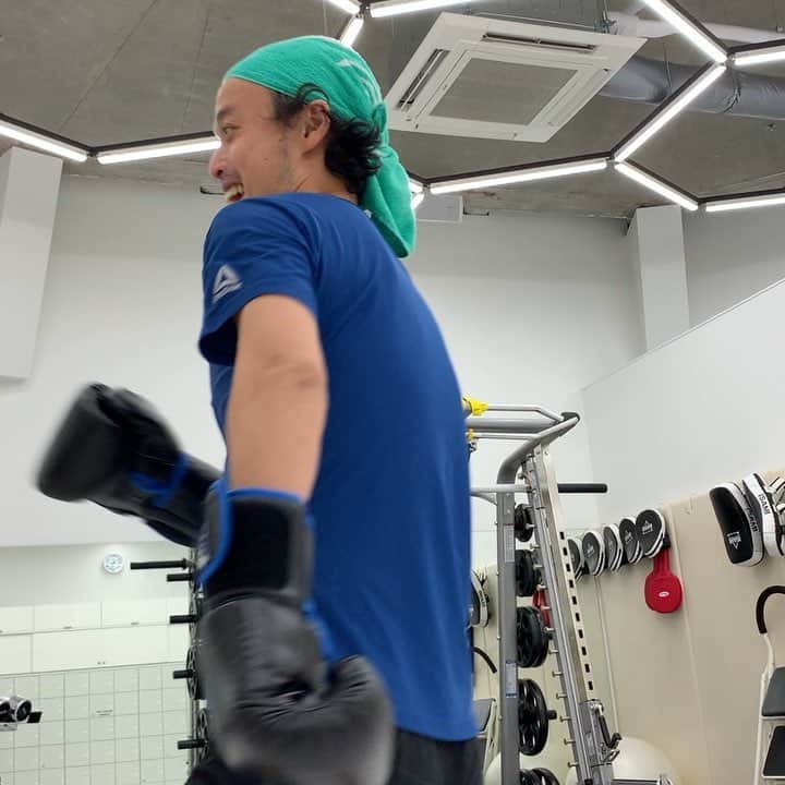 岸本加世子のインスタグラム：「カヨちゃんトレーニング。やついのbrave gym C M編。笑#bravegymg#芦田崇宏 #やついいちろう」