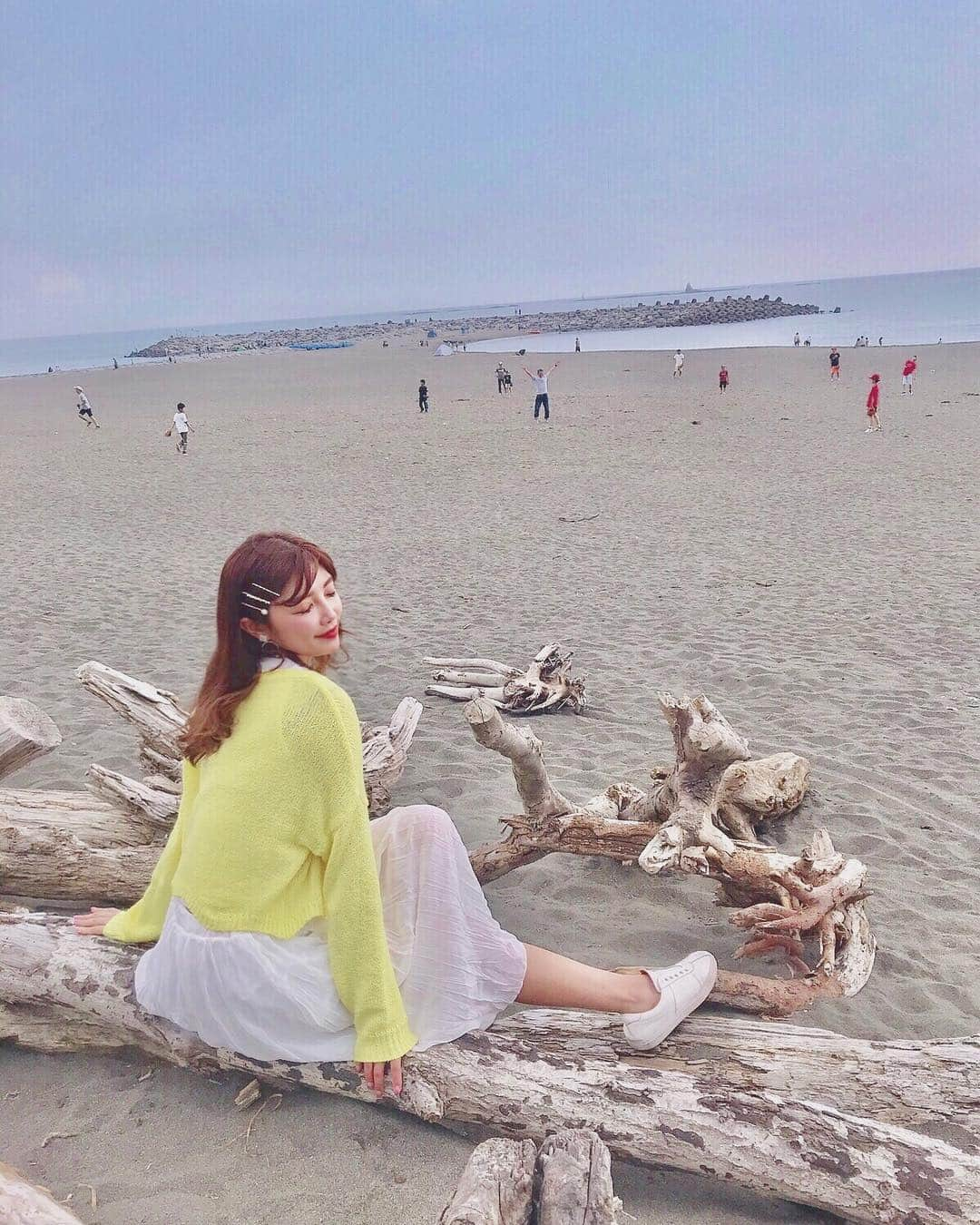 細田海友さんのインスタグラム写真 - (細田海友Instagram)「＊ 茅ヶ崎に住んでた時は よく散歩がてらに海に来てたけど 東京に住んでからは 夏以外で海にゆっくり来る事も なくなっちゃったなぁぁぁ😌 東京の空気が苦手で 茅ヶ崎に着くと いつも大きく深呼吸してたなぁぁぁ😌 今となっては住めば都な東京✨✨✨ 嫌いではないけど 星が綺麗で富士山の見える ここ茅ヶ崎は私にとって特別♥️ 大人になったからこそ余計に どっちもの良さと上手に 付き合っていけそぉな気がする♥️#me#photooftheday #instadaily #iphoneonly #instagood #bestoftheday #picoftheday #photography #instagramers #like4like #l4l #follow #followme #tagsforlike#photo#japanese#japanesegirl#tokyo#fashion#liketolike#photospot#likesback#likeme#팔로마#좋다#일본#Chigasaki#Beach#Shonan」5月4日 20時07分 - miyuu_bigbaby