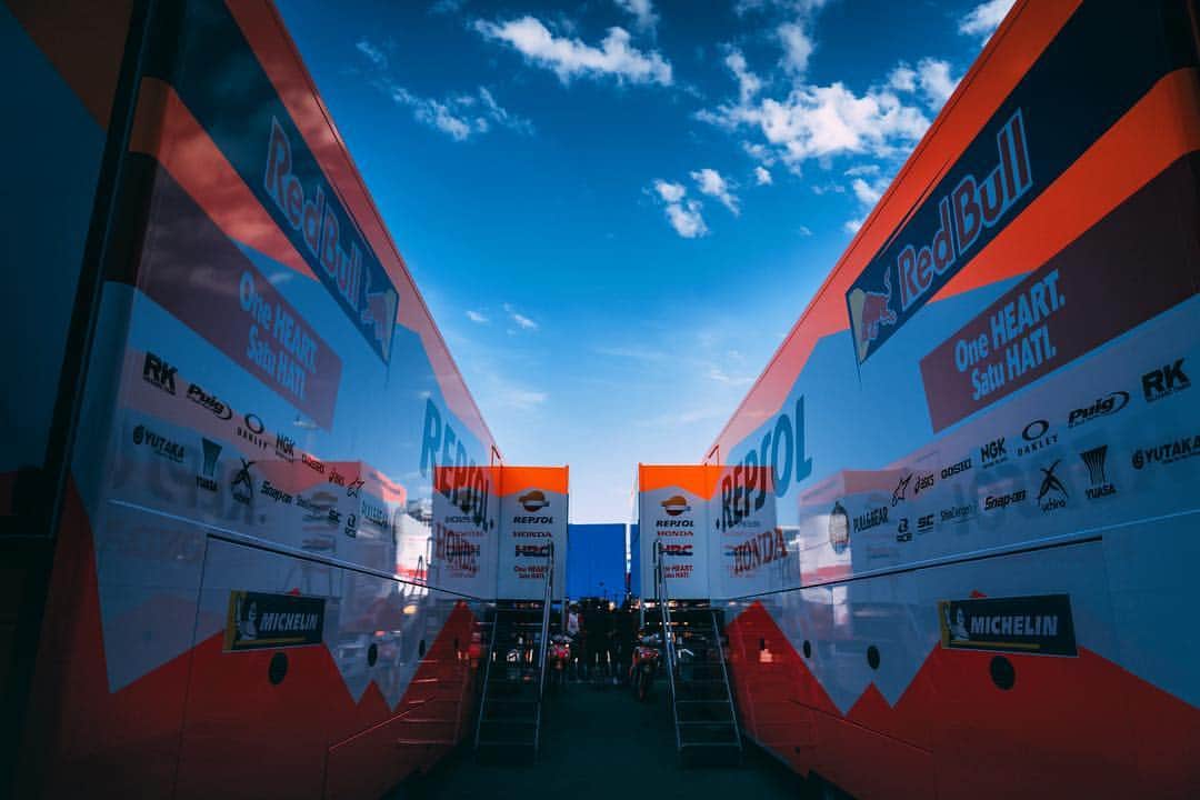レプソル・ホンダのインスタグラム：「What surrounds us. ⠀⠀⠀⠀⠀⠀⠀⠀⠀ #SpanishGP #25RepsolHonda #Repsol #MotoGP #Honda #Racing #RepsolHonda #HRC #RC213V #MM93 #JL99 #MarcMarquez #JorgeLorenzo #ThePowerOfDreams #Motorcycle #Spain 🇪🇸」