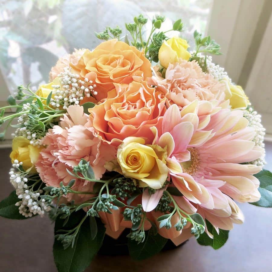 Bloomee LIFEさんのインスタグラム写真 - (Bloomee LIFEInstagram)「・ 母の日に、 ありがとうを伝えるブーケを💐 ・ Bloomee LIFEでは、 それぞれのお花屋さんの個性を活かした 30種類以上の『母の日限定ブーケ』を ご用意しています🌸 ・ あなたのお母さんにぴったりなブーケが きっと見つかるはず✨ あなたの想いをのせて、大切にお運びします😌 是非チェックしてください🌼 ・⠀ 現在母の日に向けて、🇬🇧Cath Kidston🇬🇧と母の日キャンペーンを開催中💐⠀ 今登録するとCath Kidstonデザインの期間限定パッケージでBloomee LIFEのお花が届くかも？！⠀ ・⠀ また、豪華プレゼントが当たる投稿キャンペーンも実施中🎉⠀ --- ありがとうの気持ちを、お花のお便りで。 ---⠀ Bloomee LIFEではお母さんへのありがとうの気持ちを「お花のお便り＝#ママラブレター 」でお届けします💌⠀ 素敵な#ママラブレター をご投稿してくださった方の中から抽選で⠀ 【合計100本のカーネーションブーケ🌹】をペア5組10名様にプレゼント🎁⠀ ・⠀ 詳しくは下記をチェック👌⠀ ↓↓↓⠀ ・⠀ 💓母の日を想う全ての人に感動を💓⠀ 5月12日は母の日。⠀ Bloomee LIFEは、あなたの大切なお母さんへの想いを「お花のお便り」でお運びします💐⠀ ・⠀ ■プレゼント：投稿キャンペーンに参加した方の中から抽選で、ペア5組10名様に【合計100本のカーネーションブーケ🌹】をプレゼント！⠀ ペアで貰えるからお母さんと2人でお花を楽しむことができます☺️⠀ ■参加方法：⠀ ①@bloomeelife をフォロー⠀ ②赤いカーネーションの画像 または Cath Kidston母の日限定ボックスの画像を用意⠀ ③#ママラブレター #bloomeelife を付けてテーマに沿ったエピソードを投稿⠀ ■投稿テーマ：投稿テーマは期間によって異なります👌⠀ 第1弾：《4/12-4/22》普段伝えられないお母さんへの感謝の気持ち⠀ 第2弾：《4/23-5/2》お母さんの好きなところ⠀ 第3弾：《5/3-12》お母さんと一緒にしたいこと⠀ ・⠀ 当選者の方にはbloomee LIFE 公式アカウントよりDMにてご連絡させていただきます💌⠀ ・⠀ #bloomeelife#ブルーミーライフ#キャスキッドソン#母の日#母の日プレゼント#カーネーション#母の日ギフト#花のある生活#花好きな人と繋がりたい#おうち時間#花部#花写真#花のあるくらし#花のある暮らし#花が好き#花を飾る#暮らし#暮らしを楽しむ#日々の暮らし#お花のある暮らし#ブーケ#花束#ママ#お母さん#プレゼント#花#ありがとう#フラワーアレンジメント」5月4日 20時11分 - bloomee