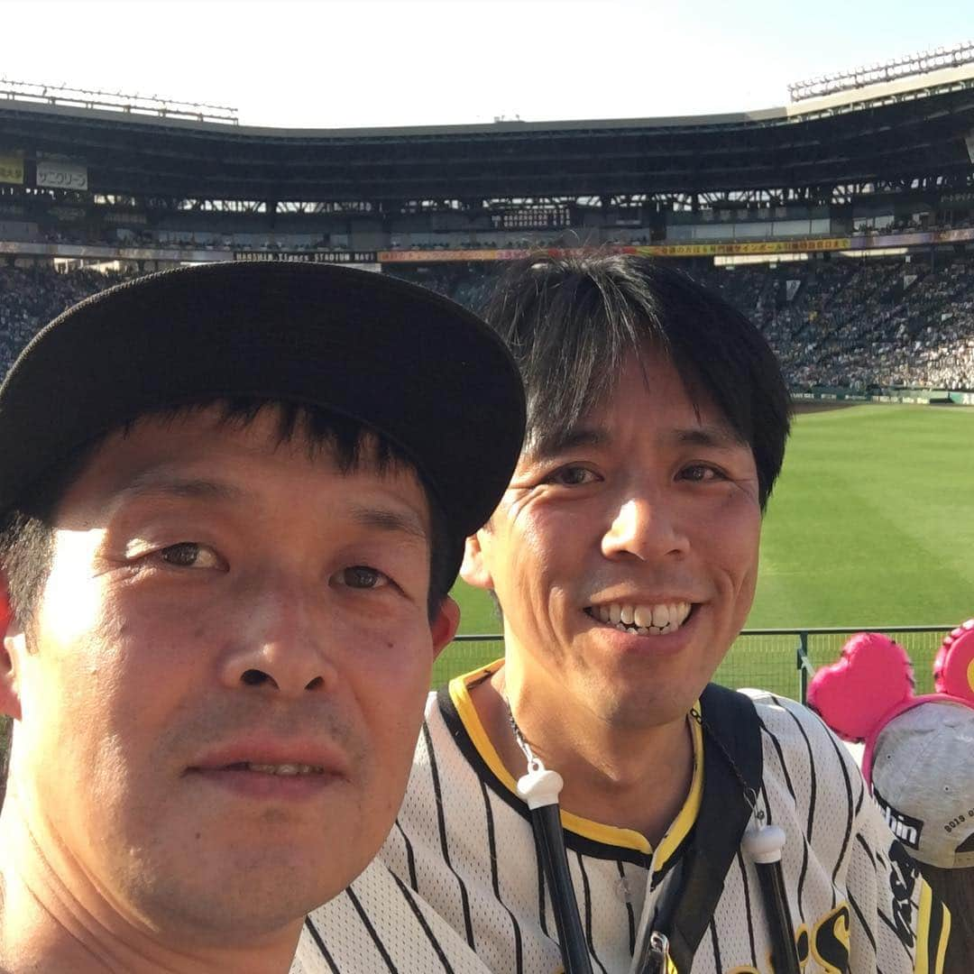 山田スタジアムさんのインスタグラム写真 - (山田スタジアムInstagram)「藤井ペイジさんと観戦。メッセ復活で貯金生活。負ける気がせんわ！  #藤井ペイジ #藤井ペイジ_サンミュージック  #ユニホームが花形満 #甲子園  #阪神タイガース #レフトスタンド #こどもまつり #負ける気がせんわ  #とらほー」5月4日 20時15分 - yamadastadium