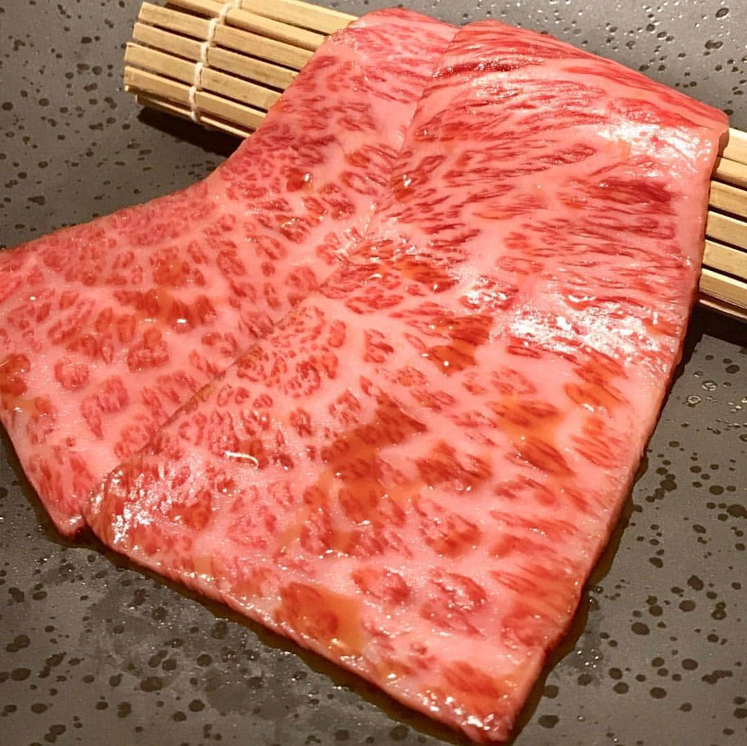 澤田修のインスタグラム：「令和初肉。近江牛に溺れました。  #焼肉侍 #新宿焼肉 #個室焼肉」