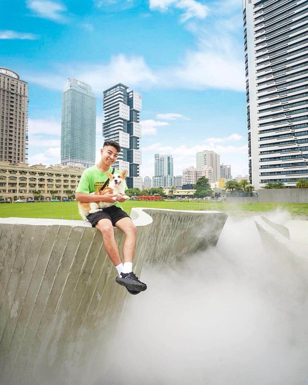 樂さんのインスタグラム写真 - (樂Instagram)「高雄。集盒水霧裝置藝術🌫️ #kaohsiung  沒看錯！在市區也可以拍出騰雲駕霧的感覺，後面的城市配上雲霧整個很有違和的美感！ #昨天詢問度很高的景點」5月4日 20時18分 - ygt1016