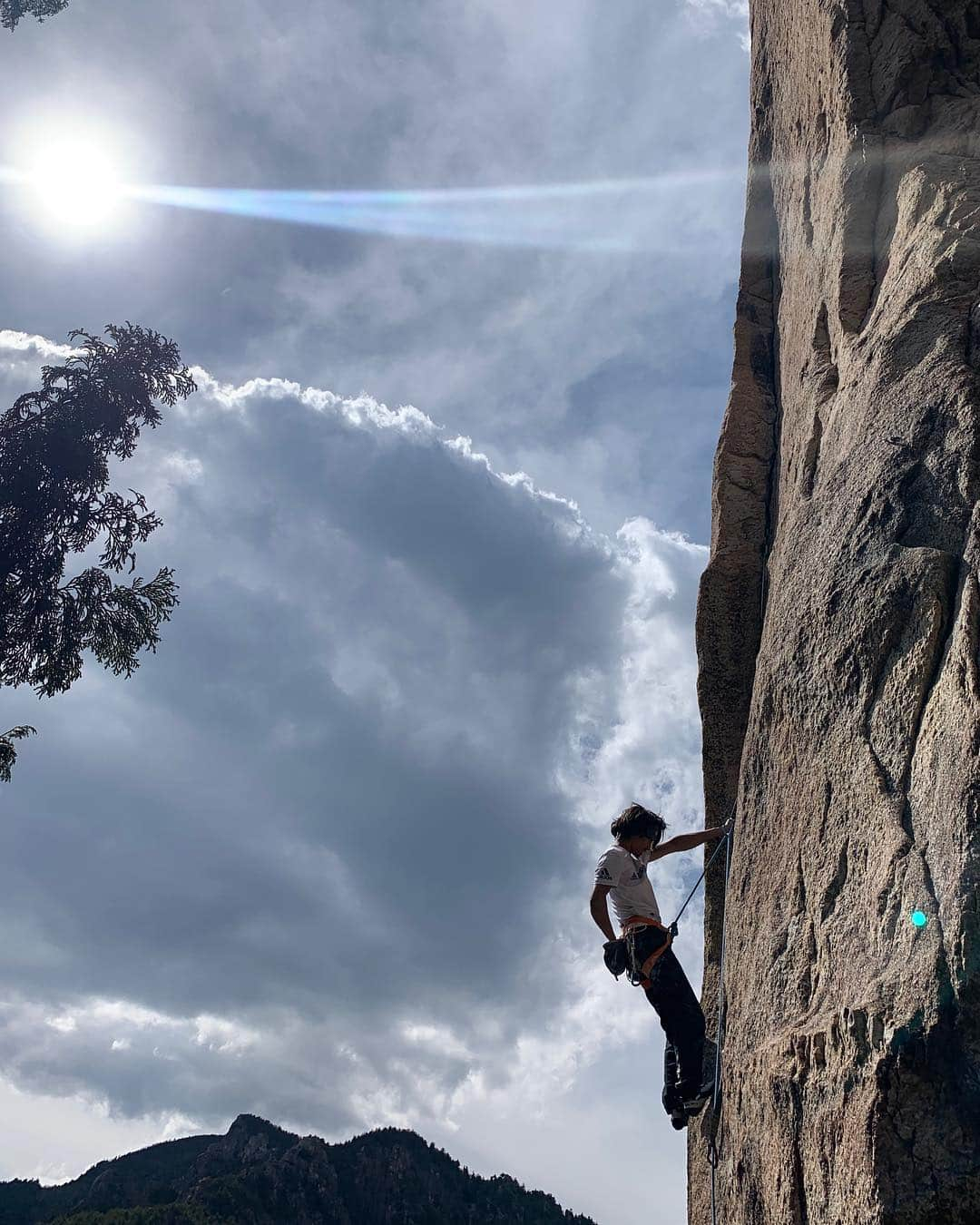 安間佐千さんのインスタグラム写真 - (安間佐千Instagram)「Excellent power 5.13a is the first 5.13a in Japan(FA in 1986 by Junichi Oiwa). The route is about 35m on the beautiful face of Mara rock in Mt. Ogawa. It has very technical and complex sequences and I could climb it on my second go. I was so impressed by the beauty of rock specially upper part. I enjoyed it a lot! • 日本初の5.13aとして有名なエクセレントパワーをオンサイトトライ。小川山のマラ岩のフェースを豪快に登る象徴的なラインだ。僕は下部のシルクロードであっさりと跳ね返されたが、2便目で完登することができた。マラ岩のフェースを味わい尽くすかのように、左右に揺れて弱点を突いたそのラインは非常に美しかった。特にロッキーロードのトラバースには感動。瑞牆山や小川山にはまだまだこんな美しいルートが眠っているのだろうか。これから楽しみで仕方ない。 • Photo by @aya_onoe  @adidasterrex @petzl_official @fiveten_official • Thanks for amazing time @hide9a2019」5月4日 20時18分 - sachiamma