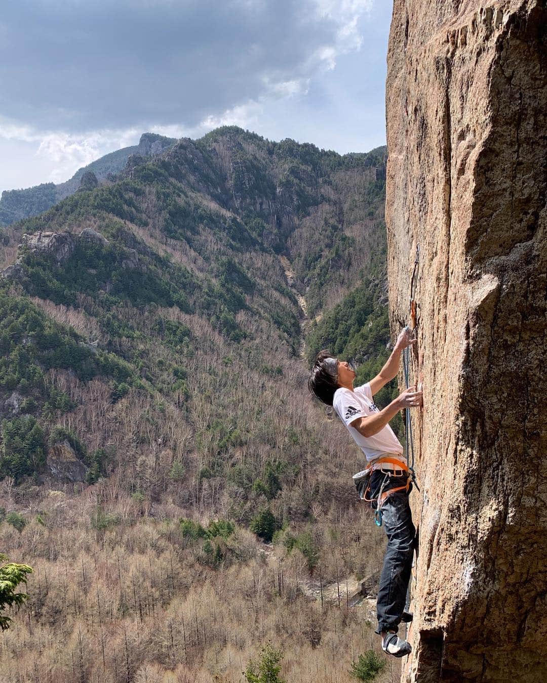 のインスタグラム：「Excellent power 5.13a is the first 5.13a in Japan(FA in 1986 by Junichi Oiwa). The route is about 35m on the beautiful face of Mara rock in Mt. Ogawa. It has very technical and complex sequences and I could climb it on my second go. I was so impressed by the beauty of rock specially upper part. I enjoyed it a lot! • 日本初の5.13aとして有名なエクセレントパワーをオンサイトトライ。小川山のマラ岩のフェースを豪快に登る象徴的なラインだ。僕は下部のシルクロードであっさりと跳ね返されたが、2便目で完登することができた。マラ岩のフェースを味わい尽くすかのように、左右に揺れて弱点を突いたそのラインは非常に美しかった。特にロッキーロードのトラバースには感動。瑞牆山や小川山にはまだまだこんな美しいルートが眠っているのだろうか。これから楽しみで仕方ない。 • Photo by @aya_onoe  @adidasterrex @petzl_official @fiveten_official • Thanks for amazing time @hide9a2019」