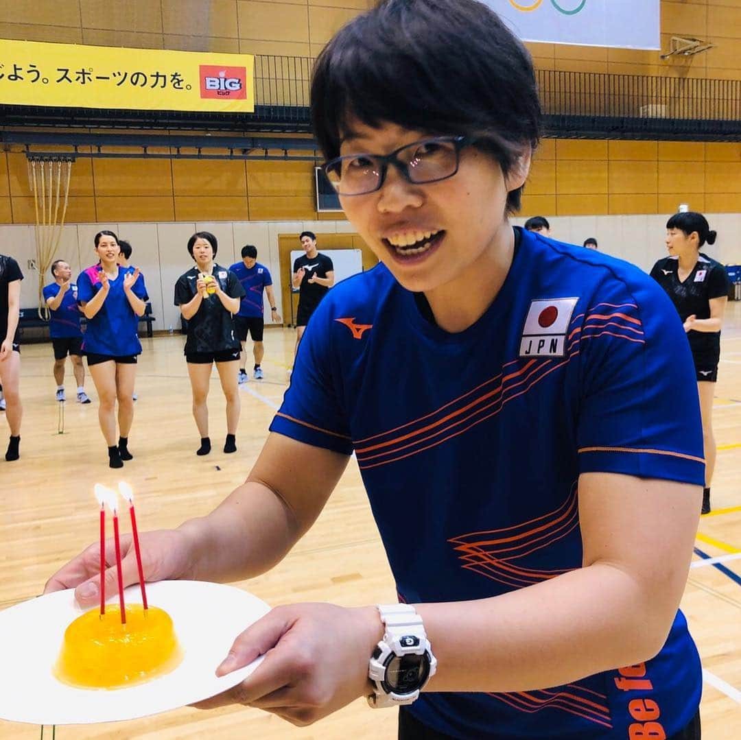 フジテレビ★バレーボールさんのインスタグラム写真 - (フジテレビ★バレーボールInstagram)「‪Happy Birthday🎉‬ ‪今日は女子日本代表の柴田昌奈ストレングスコーチの誕生日❗️‬ ‪「ワールドカップで日本の女子バレーは強いとアピール出来るように頑張りたい」と意気込み✨‬ ‪ちなみにケーキのかわりにゼリーでお祝いしました😍‬ #バレーボール  #誕生日」5月4日 20時19分 - fujitv_volleyball