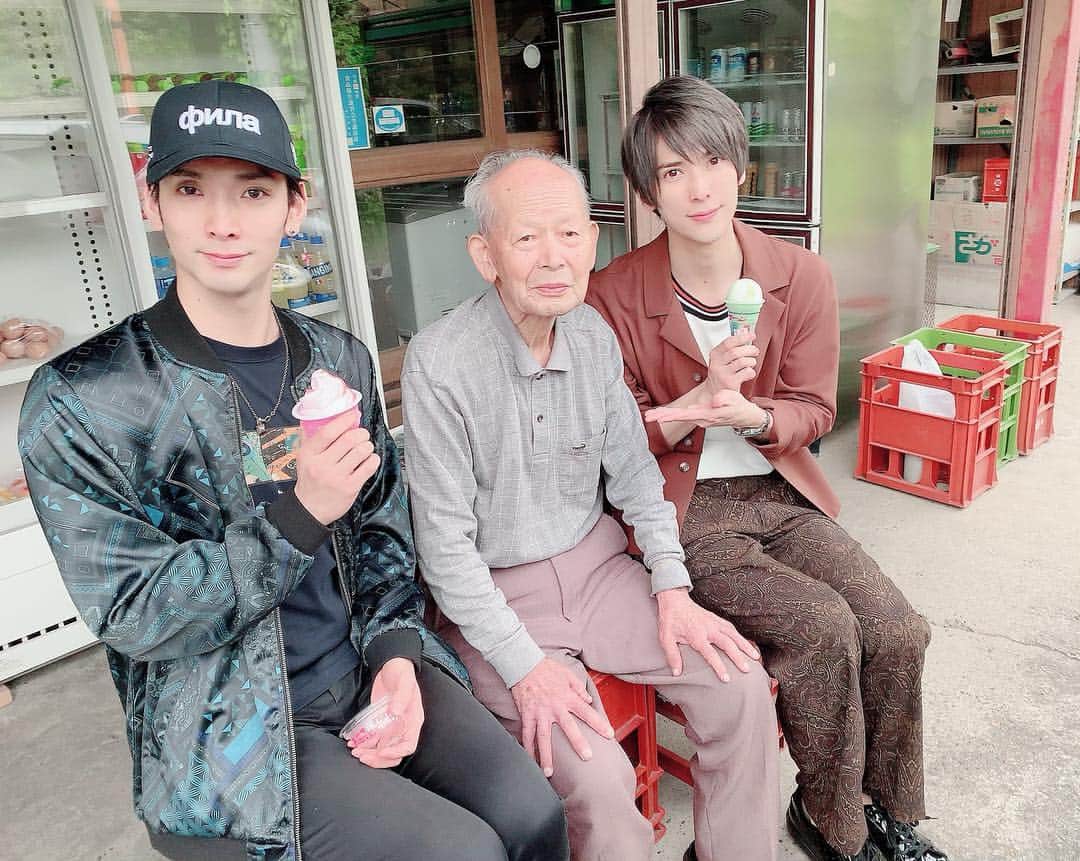 仲田博喜のインスタグラム：「GWに気ままにドライブでしたが、初めて見る景色やそこに暮らす人たちと触れ合う事は 自分自身を見つめ直す時間を与えてくれます。 何気ない日常生活の中にある 何気ない瞬間が かけがえない時間である事を思い出させてくれる。 目的地を決めずただひたすら上へ向かって走る。それが僕等らしい走り方。  #ゴールデンウィーク #GW #ドライブ #男二人旅  #自然 #景色 #思い出 #上へ #おじいちゃん #笑顔 #懐かしい #万屋 #癒し」