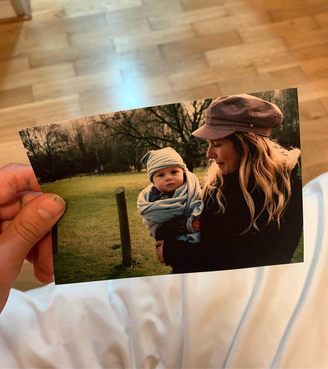 フィービー・トンキンさんのインスタグラム写真 - (フィービー・トンキンInstagram)「Rach and Liam In England @rachel.hurdwood 🖐」5月4日 20時19分 - phoebejtonkin