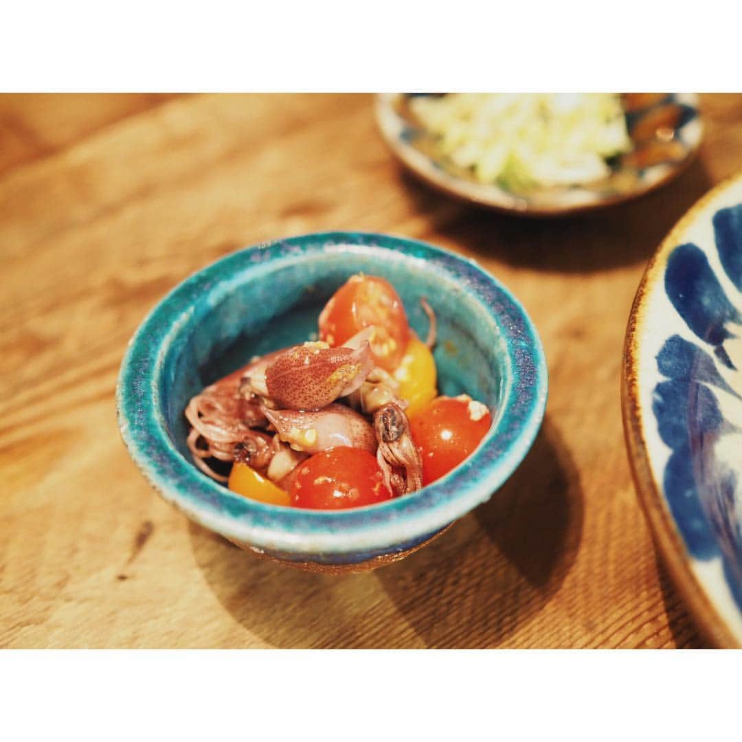 高山都さんのインスタグラム写真 - (高山都Instagram)「ゴーヤチャンプルでめんそーれ🌺 沖縄でこのお皿を見た時に、絶対最初はこの料理から始めようと思っていたんだ🤨 そういう風にお皿を購入することもあります。 ゴーヤは種と白い部分をスプーンでとったら、塩麹を揉み込んで炒めると、全然嫌な苦味がない。 豚肉にも、塩麹とお酒少々を揉み込んだら、下味プラスやわらかーくなった。 副菜は、ホタルイカとミニトマトの塩レモン和え、春キャベツとシラスと大葉のコールスロー。 うつわは全て沖縄のもの。 グラスは #おおやぶみよ さんの工房で出会ったもの。 #みやれゴハン #ゴーヤチャンプルー #ゴーヤ #ビタミンCたっぷり #紫外線の季節が始まります #やちむん」5月4日 20時20分 - miyare38