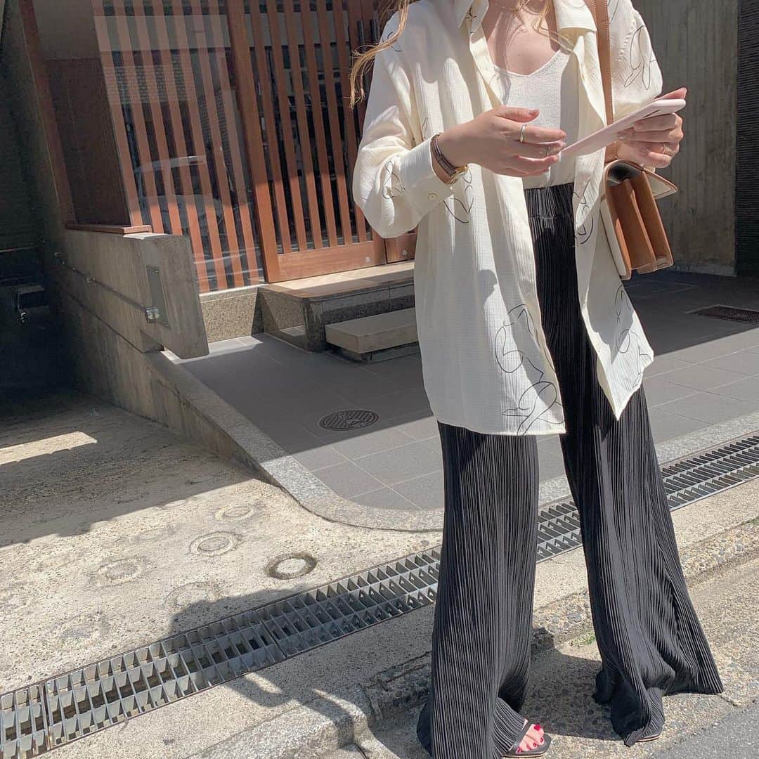 saanaaeのインスタグラム：「오늘! heelで履いたら なんだか足長風になったcrêpeちゃん 背小さくてもなんとかなってる気🥺 (そしてお天気よすぎて写真の コントラストがすごい😂  場所が近所感でごめんなさい💭 GW人多くて出かけるの苦痛組💭  #NUEbyas」
