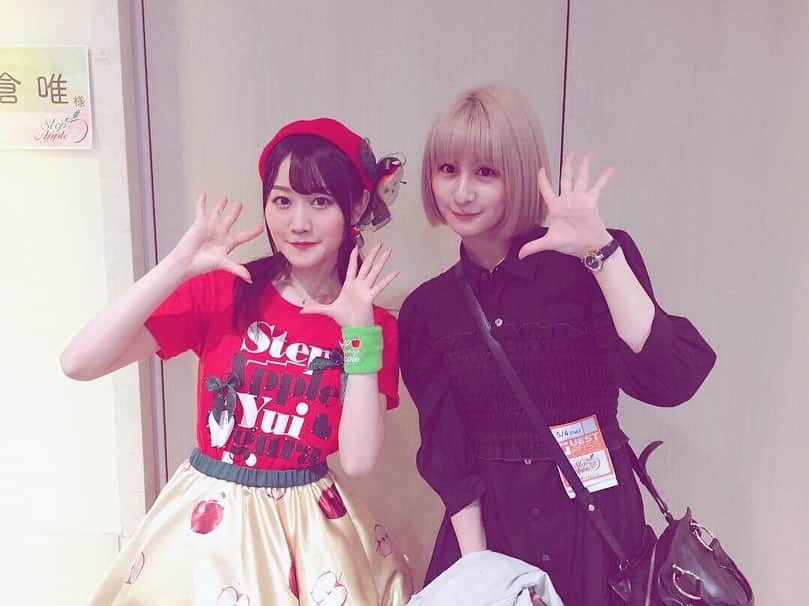 吉田有里のインスタグラム：「小倉唯ちゃん(@yui_ogura_official ) のライブ、#StepApple に お邪魔させていただきました🍎！ かっこよすぎて、かわいすぎて、唯一無二すぎて、 ぶんぶん振ってたサイリウムも途中、振るの忘れて唯ちゃんに釘付けでした… 見入って、聴き惚れちゃった。 ひたすらに目を奪われた、唯ちゃんにしかできない素晴らしいパフォーマンスでした！！ ツアー千秋楽、本当にお疲れ様🙇‍♀️✨ (トロッコに向かって全力で手を振ったのはここだけの話！笑)(無意識) #小倉唯 ちゃん #吉田有里」