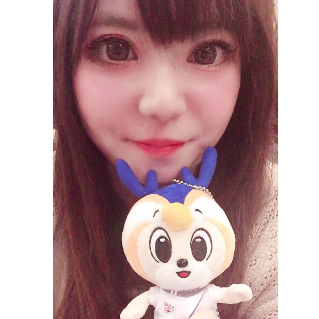 hoshizaki eriさんのインスタグラム写真 - (hoshizaki eriInstagram)「. こんばんは💖✨🎵 . 今日は母と大好きな @vivikun_vvn の お誕生会に参加したよ💖 . 抽選の倍率が凄かったらしいのですが、 なんと運良く当選したのです❣️😿 . 誕生日会にはヴェルディのキャラ ヴェルディ君もかけつけて ケーキ🎂で皆でお祝いしたよー❣️ . あとはヴィヴィくんが得意の習字を書いたり 最後に、一人ひとりのお見送りでハグと お話とお写真を撮れたので とにかく最高でしたよー❣️💓 さらにヴィヴィくんが 大好きになりました💖😿✨ . やっぱり可愛いは正義だー💖！ たくさん元気をもらいました💖✨😘 . . #ヴィヴィくんお誕生日会 #可愛いは正義❤️ #ヴィヴィくんかわいい #もふもふ #あざと可愛い #大好き #長崎のアイドル #pretty #smile #jleague #jリーグ女子 #girly #femininestyle #pleaselikeit #likebackalways #followme #follomback #相互フォロー #맞팔 #팔로미 #셀스타그램 #셀카 #셀피 #훈그타그램」5月4日 20時40分 - eriiinyan17