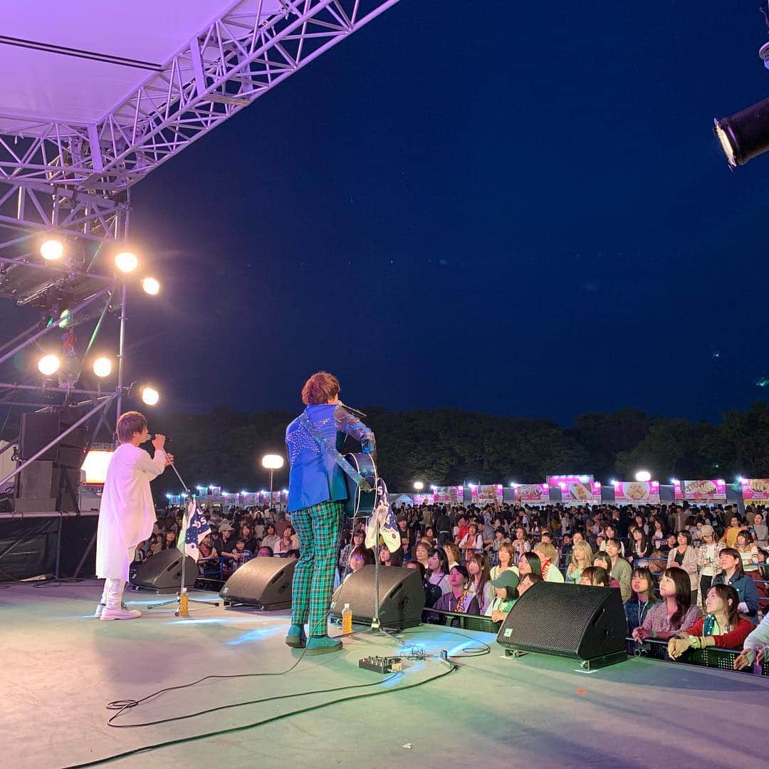 ヨースケコースケのインスタグラム：「【ヨースケコースケ 餃子フェス 2部】  ヨースケコースケ ありがとうございました！！ 夕暮れから陽が落ち、最高のロケーションでライブする事が出来ました！！！ お客様も、スタッフの皆様も出店されてた皆様も、長丁場お疲れ様でした！！！ また必ずお会いしましょう！！！ #大阪城公園 #太陽の広場 #餃子フェス #ヨースケコースケ」
