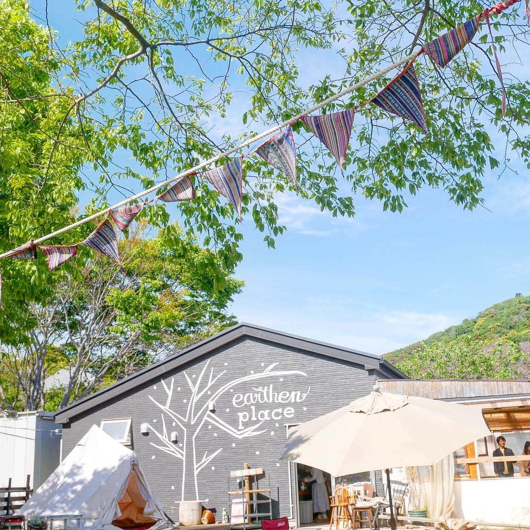 のインスタグラム：「* BBQも出来るearthenplace🌿🐥🍖 湘南国際村付近にはつつじも満開に咲いていました🤤🌺 湘南で国際ってどんだけお洒落な村やねん… 湘南さんぽは奥深し🏖 #湘南乃風」