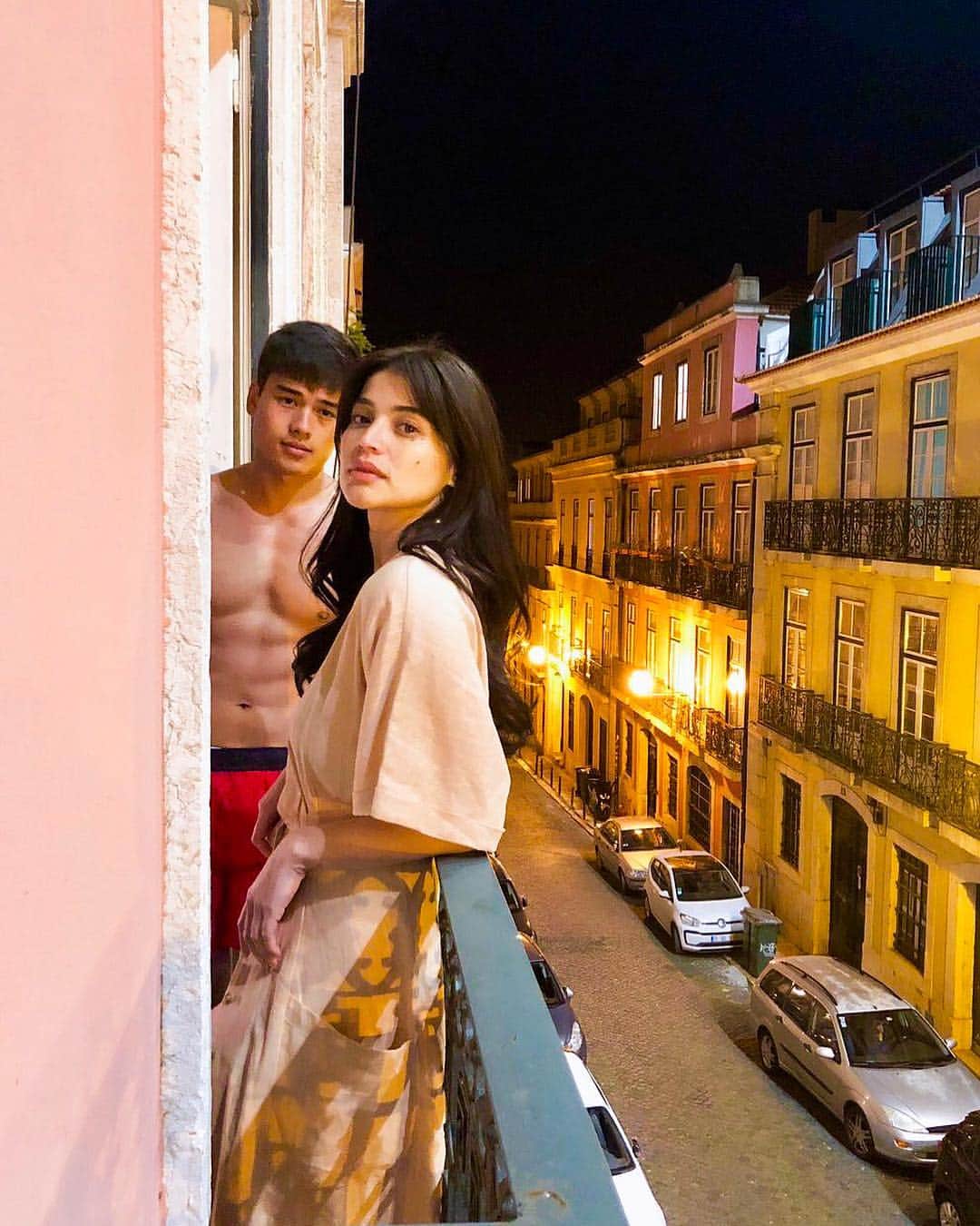 アン・カーティスのインスタグラム：「We’re going to pay for this - Mae. #JustAStranger 📸: @jplaxamana」