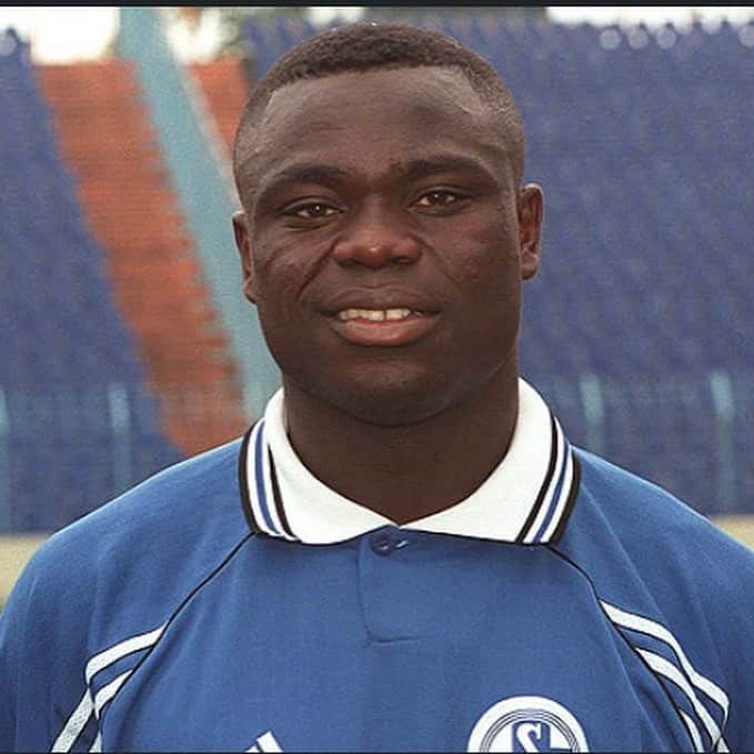 ゲーラルド・アサモアのインスタグラム：「HAPPY BIRTHDAY FC SCHALKE 04! 🙏🏿🙏🏿🔵⚪️ . . Vor fast 20 Jahren begann meine Zeit auf #Schalke. Ich habe mich damals direkt in diesen Verein verliebt. Schalke hat mich extrem geprägt und zu dem gemacht, der ich heute bin. Die Zeiten sind gerade leider nicht einfach, aber Schalke bleibt eine der besten Entscheidungen meines Lebens. Und gerade jetzt müssen wir alle umso mehr zusammenstehen! 💙 #EinLebenLang #S04 #happybirthday」