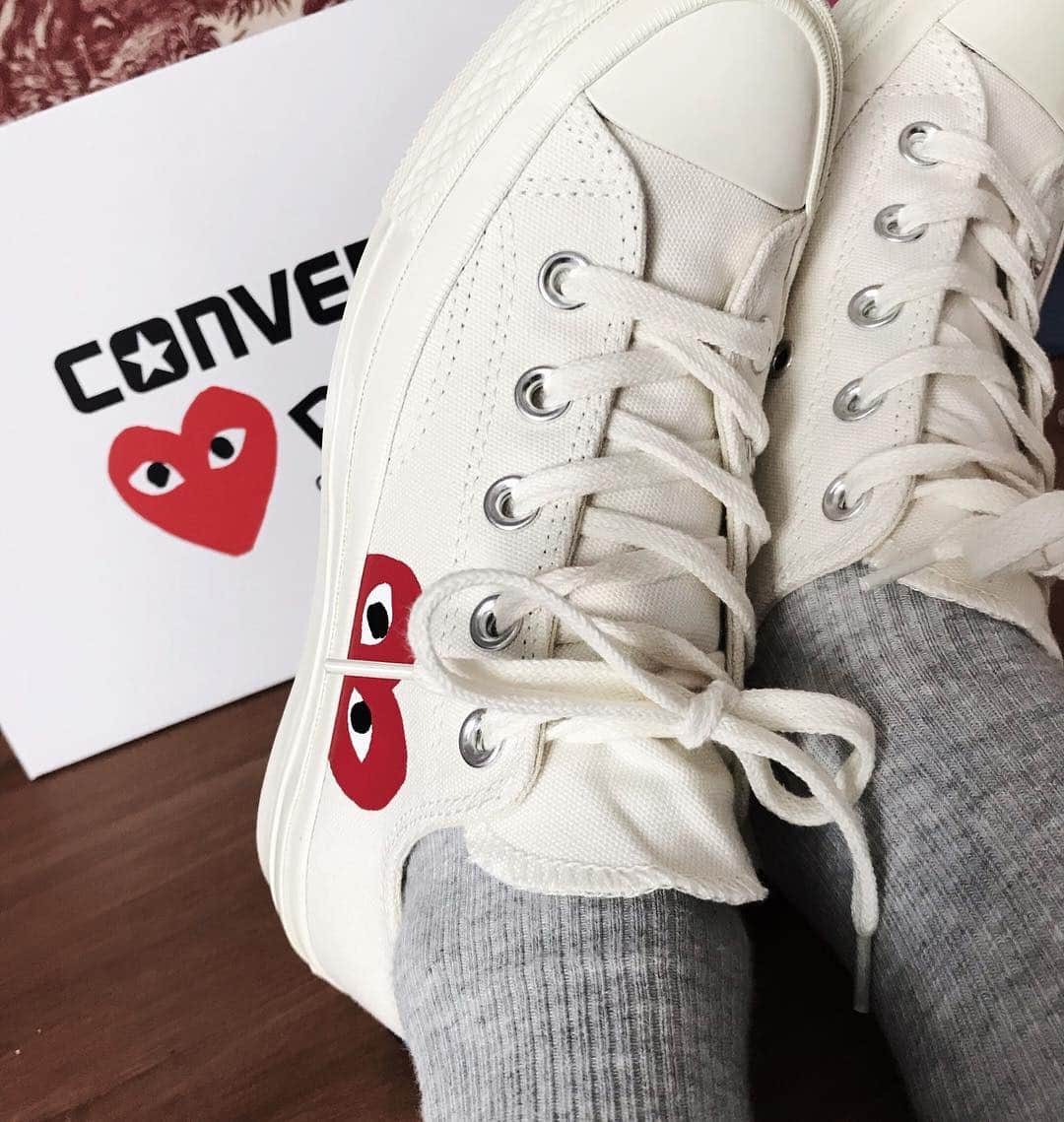 マリ・ヴァルトマンのインスタグラム：「The hunting has come to the end ❤️😅 Converse X Comme des Garçons Play 🙏🏼 #sneakerlove #chucks #converse #commedesgarcons #cdgconverse #cdgplay #cdg #love #outfit #inspo #graving #hunting #limitededition #classic #fashion #style #design  #ipreview #aboutalook #chictopia #fashion #fashionaddict #fromwhereistand #stylediaries #styleinspo #eismag」