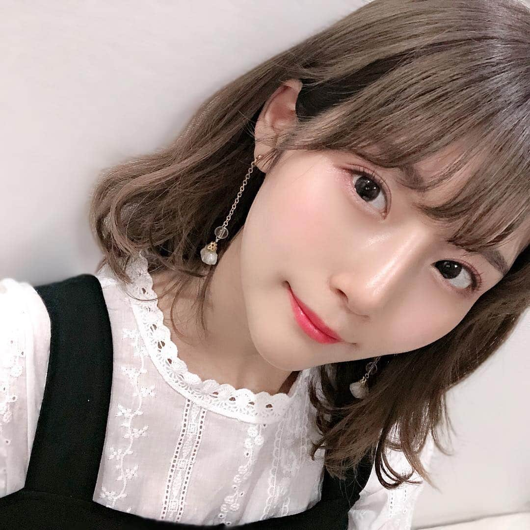 蒼川愛さんのインスタグラム写真 - (蒼川愛Instagram)「甘めな日でしたᙏ̤̫❤︎ メイクもピンクいっぱい使って、カラコンもつけてみた🌸 去年からの最愛、アイクローゼットのクリアベージュだよ〜〜めちゃナチュラルで裸眼みあるのに盛れるの、、素晴らしい🤢❤️ほかのレンズ使っても結局これに戻ってくる。笑 . . ブラウスは @holidayandholiday_official  です🙌🏻♡ 去年買った @moussyofficial  のリネン?コットン?ワンピースのインナーとして着てみたよ🥰🥰 . . . ストーリー載せたら好評で嬉しかったの、、🤯❤️」5月4日 20時42分 - tougarashi_suki